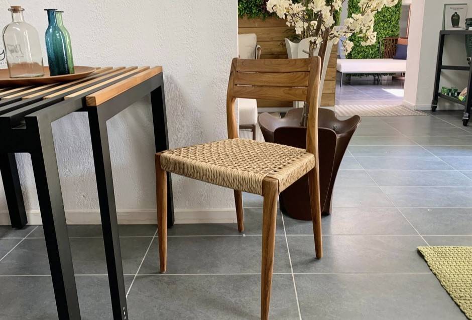   Chaise de repas en teck naturel et assise en fibres synthétiques, collection Lenout au showroom Mood Design