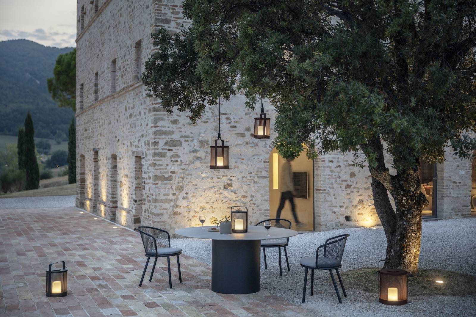 Table ronde avec gros pieds par Todu collection Branta