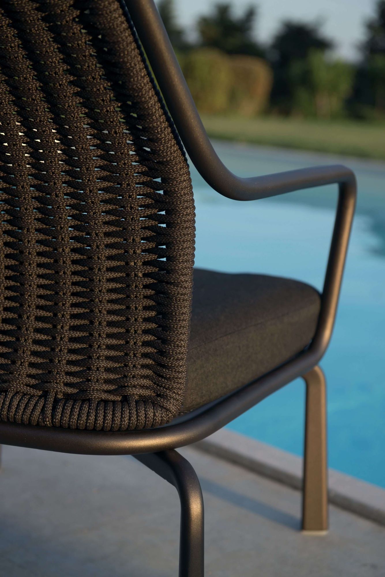 Fauteuil d’extérieur tressé en corde avec accoudoirs collection Cross par Emu à Bordeaux