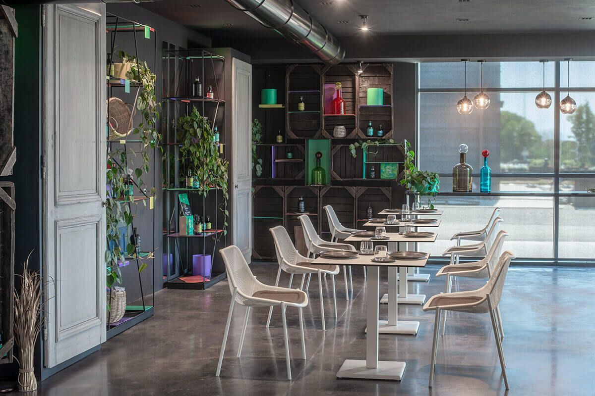 Chaise de repas avec coussin d'assise, en acier galvanisé collection Round par Emu à Paris