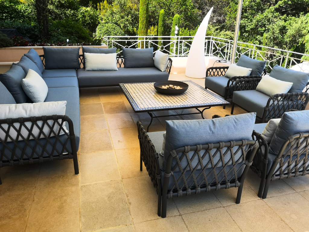 Aménagement extérieur en bord de piscine aux couleurs bleues de Solpuri à Cannes