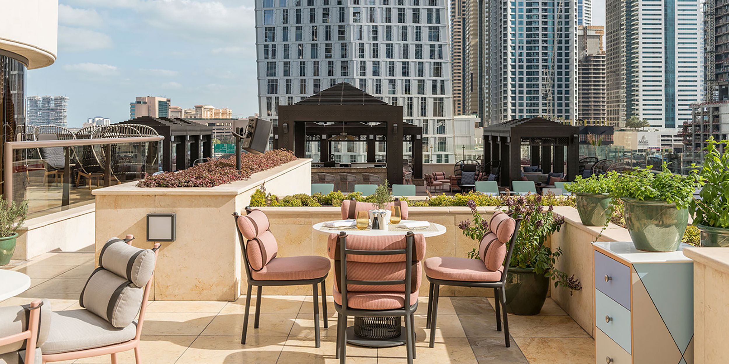 Chaise de repas confortable avec un design unique et coloré collection Roll par Kettal à Paris