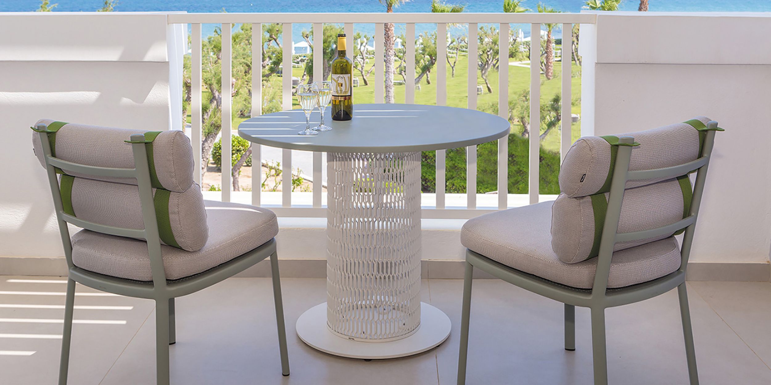 Chaise de repas confortable avec un design unique et coloré collection Roll par Kettal à Nice