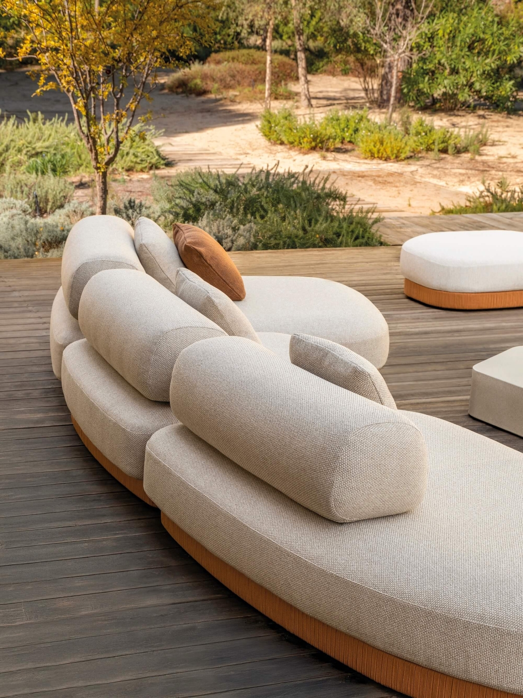 Canapé extérieur modulable aux formes organiques, à Cannes 