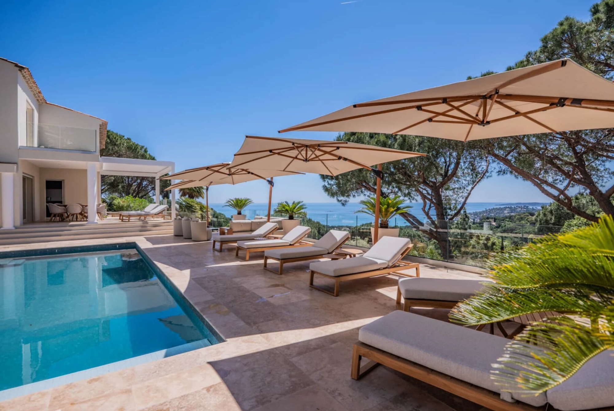 Bain de soleil en teck avec dossier inclinable et matelas Stinson, collection Bali