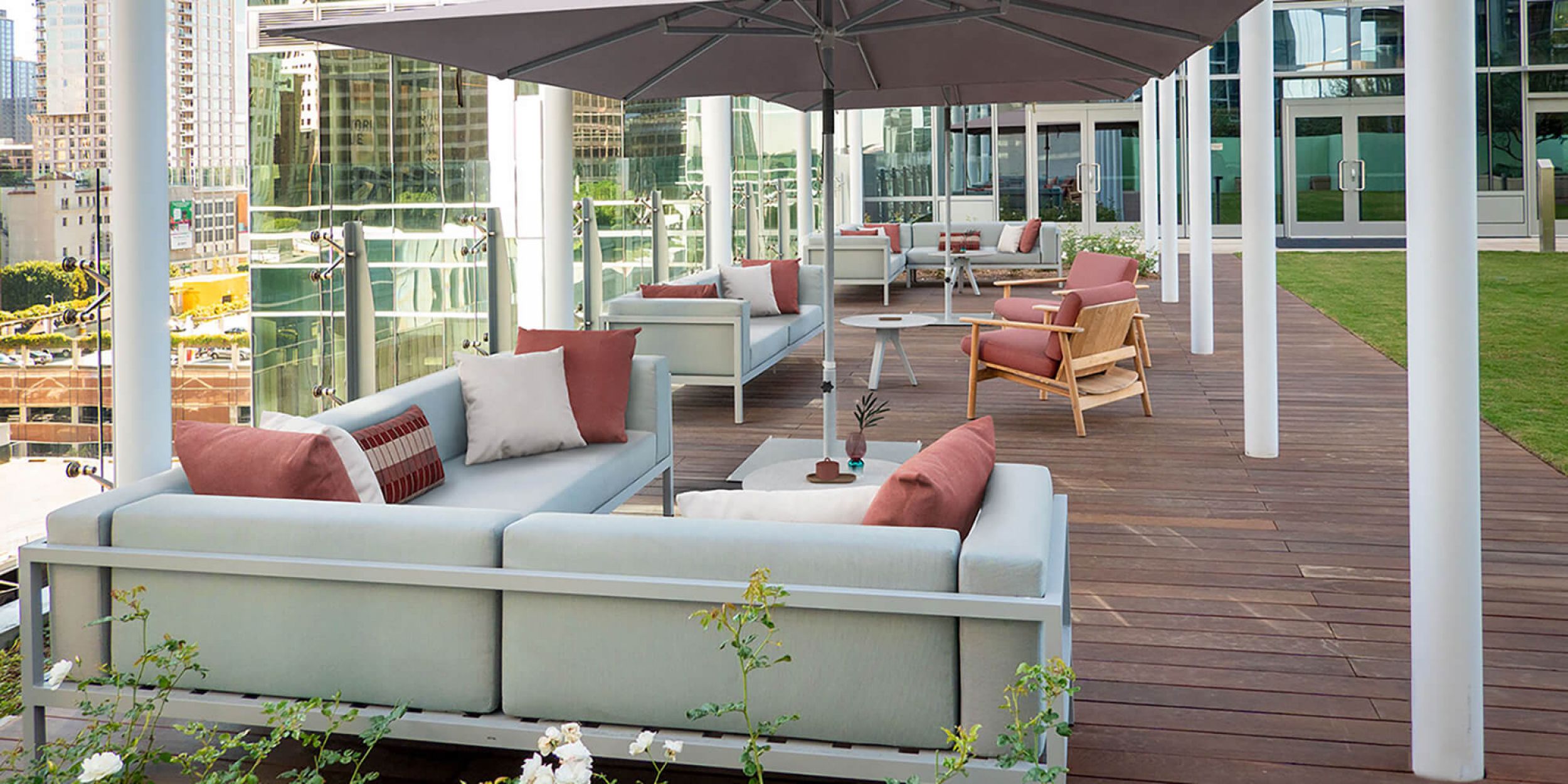 Fauteuil lounge confortable et design en teck collection Riva par Kettal à Nice