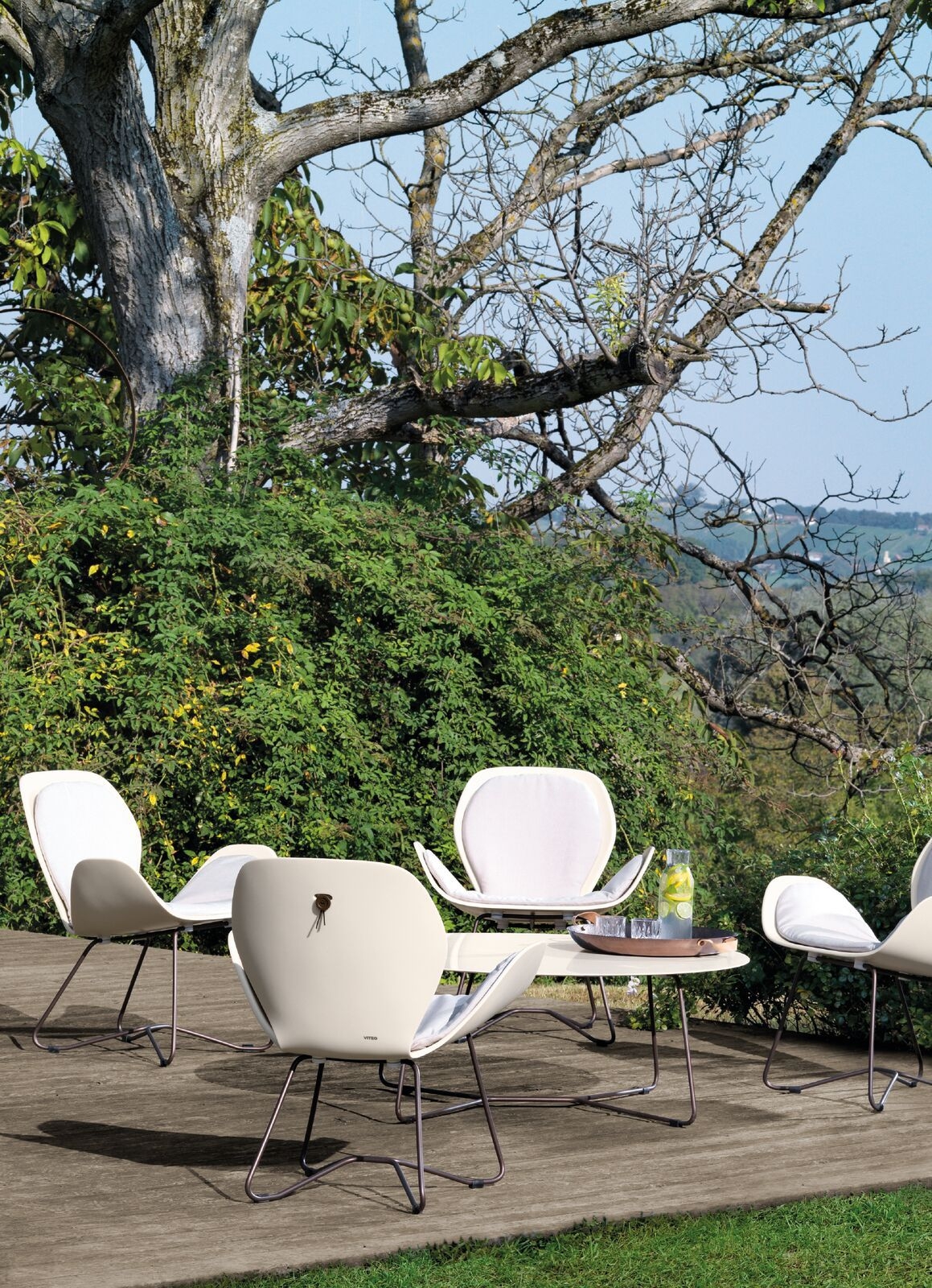 Ensemble blanc, fauteuils lounge de la collection Dove et table base de la collection Slim par la marque iteo à Nice