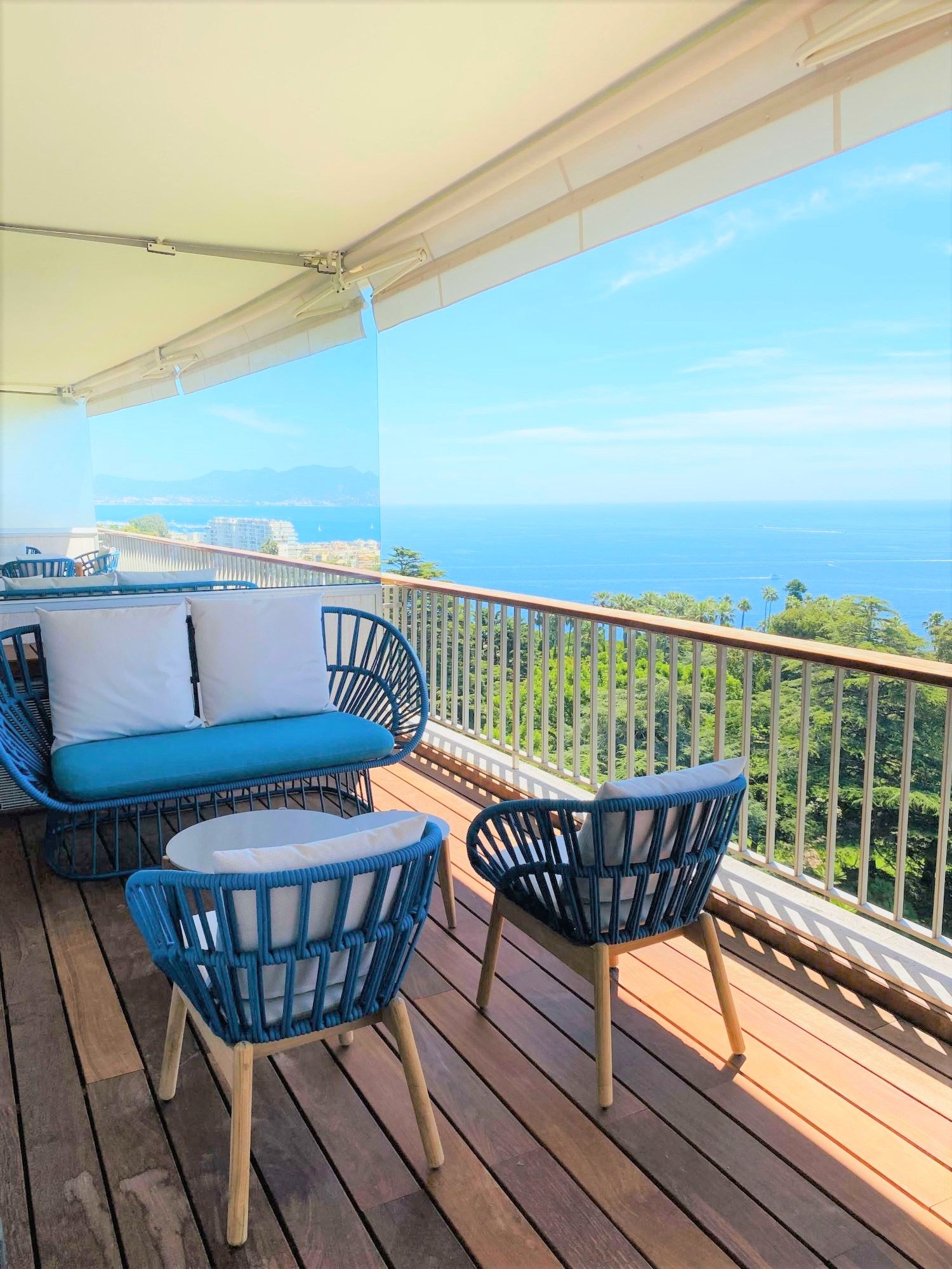 Salon de jardin confortable KETTAL à Cannes