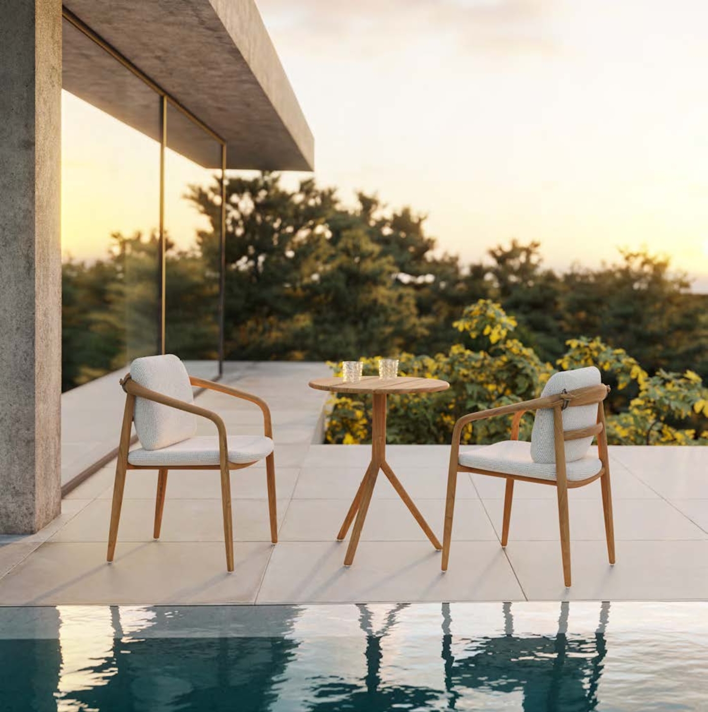 Fauteuils de repas en tissu 100% acrylique, en bois teck robustes de la collection Fusta par Vondom, à Nice 