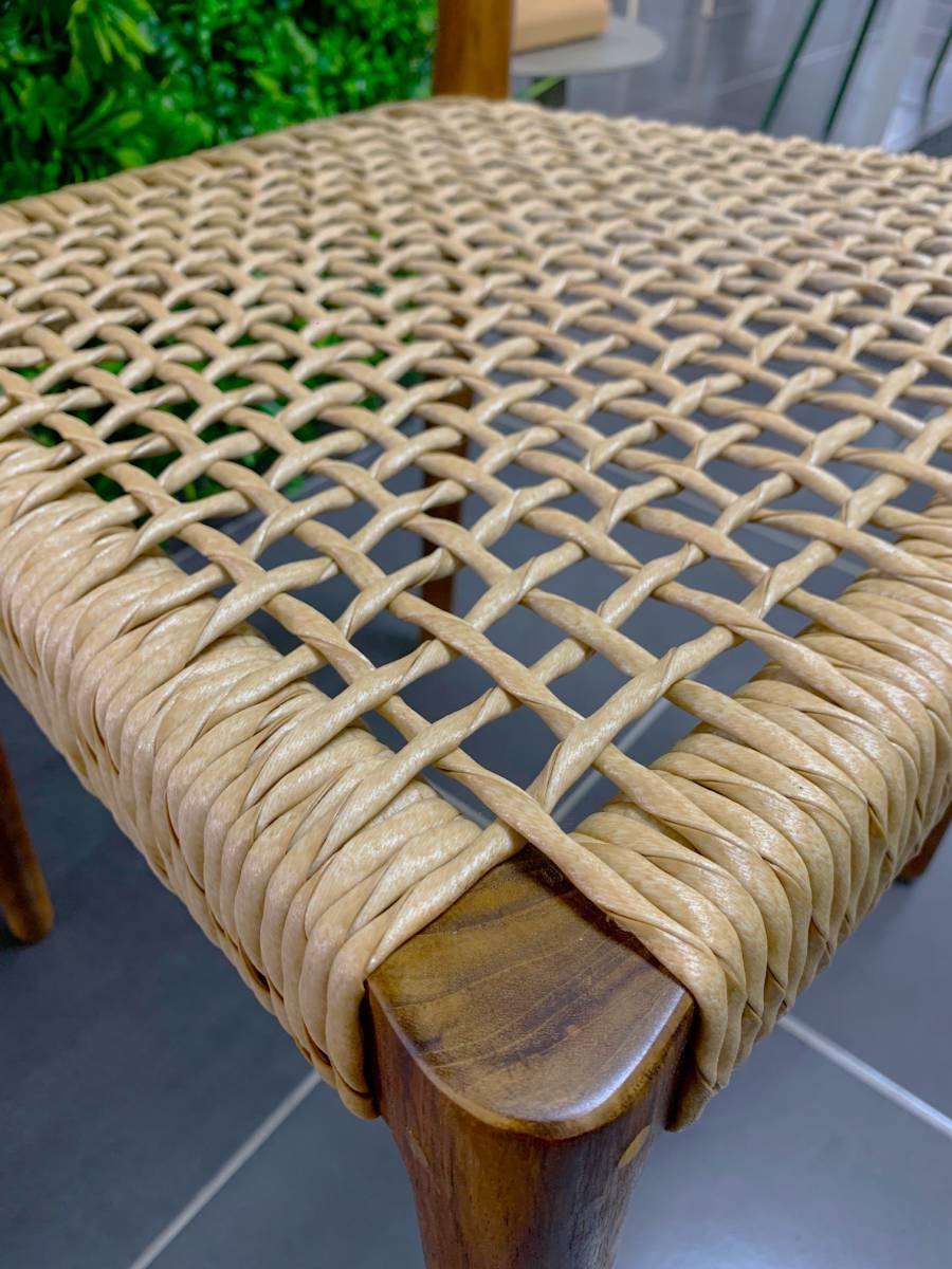 Zoom sur le tressage en fibres synthétiques Viro de la chaise collection Lenout au showroom Mood Design 