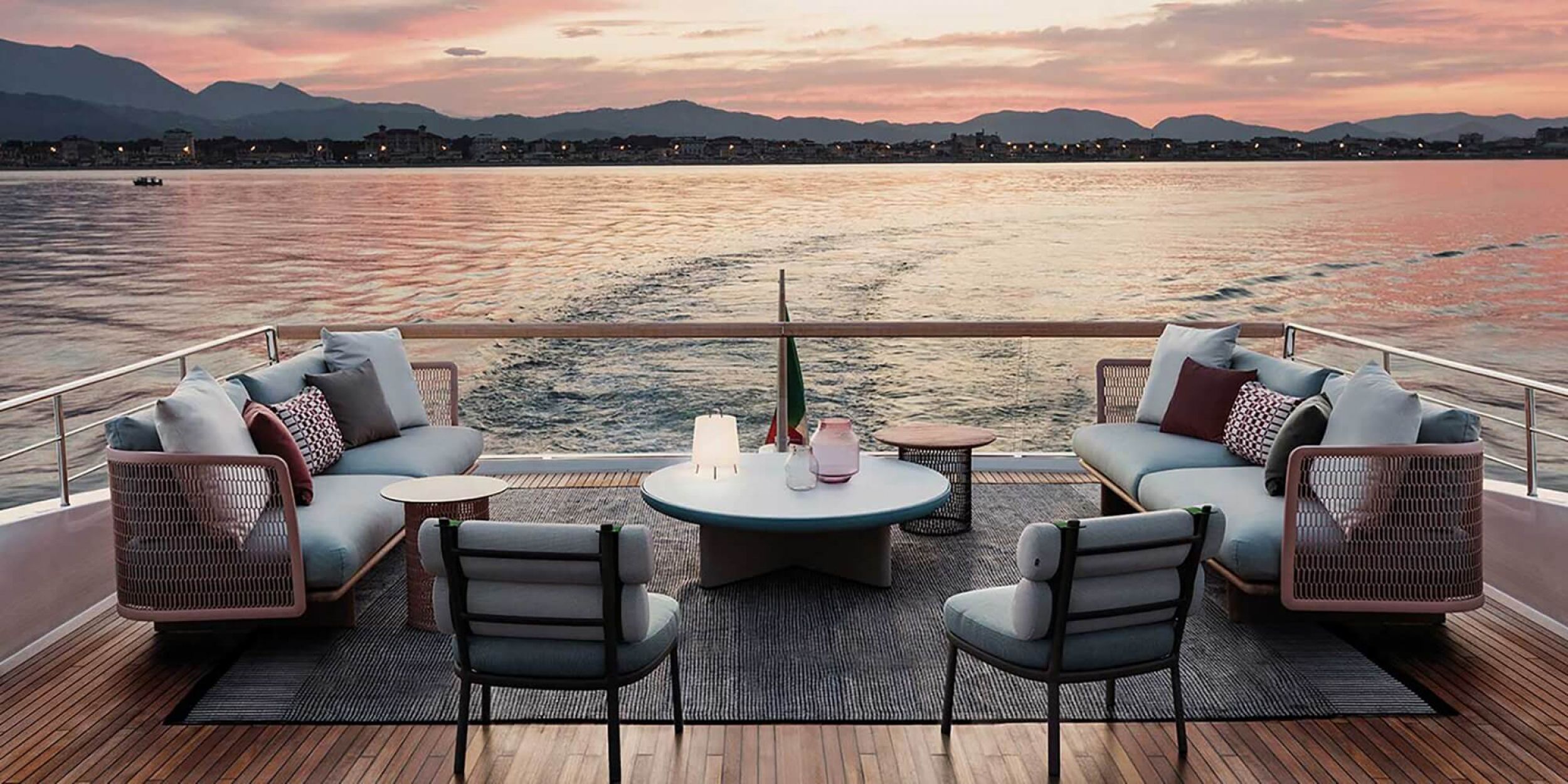 Fauteuil lounge confortable avec un design unique et coloré collection Roll par Kettal à Porto Vecchio