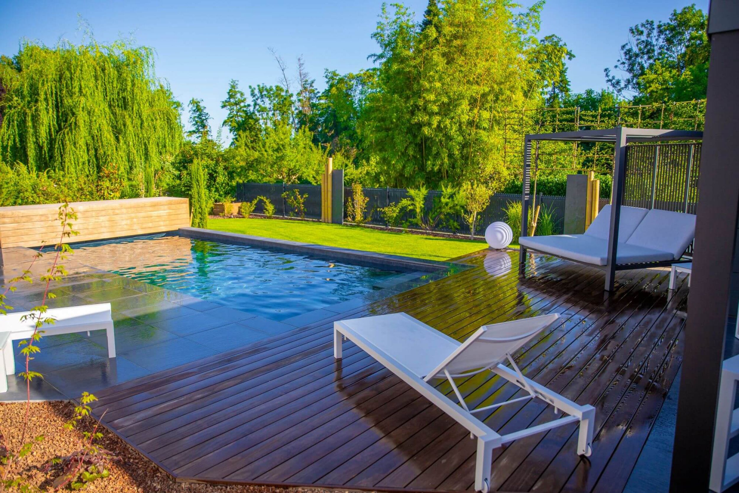 Coin piscine avec le daybed et le transat en Alsace