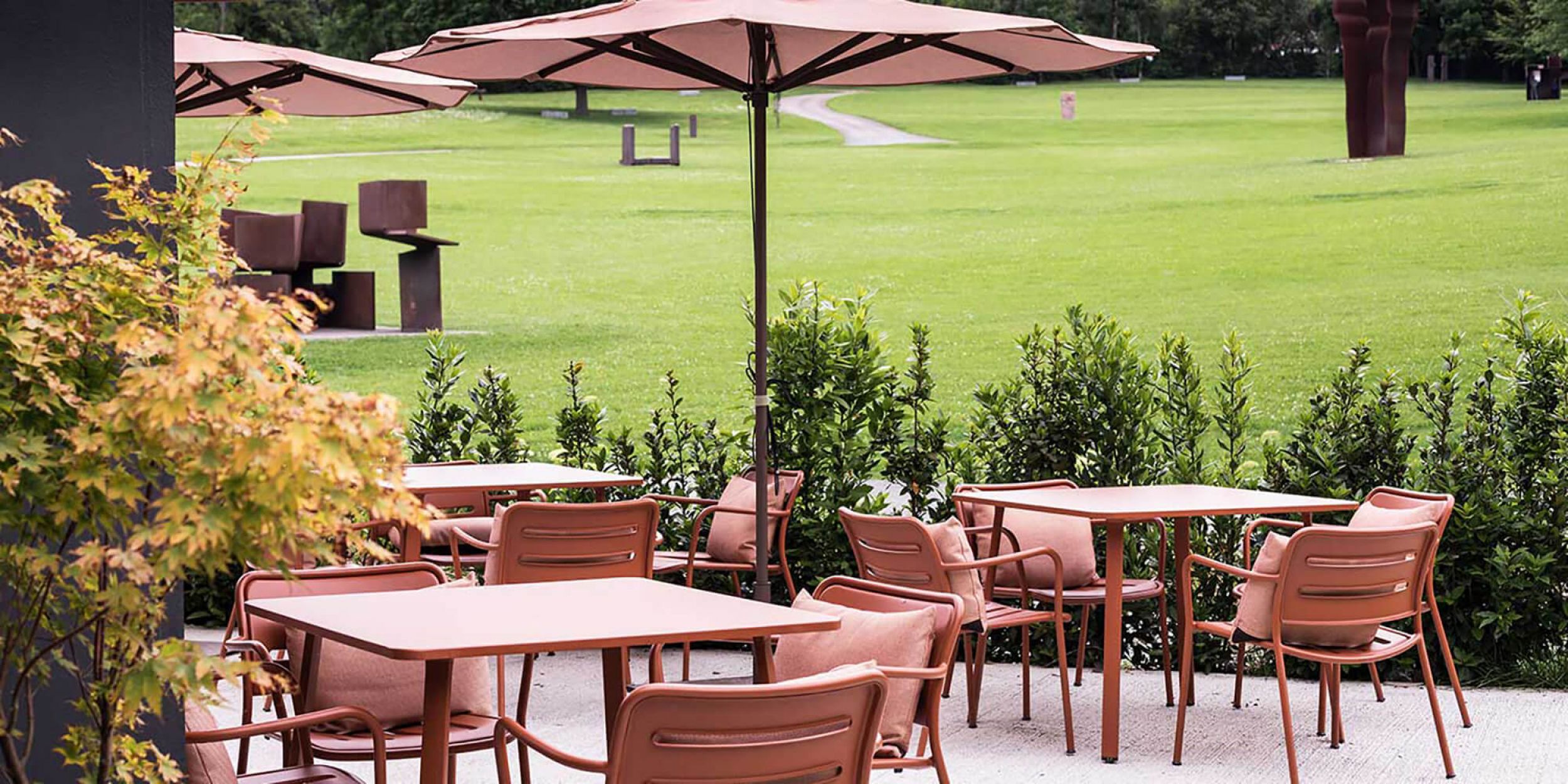 Fauteuil de repas léger et empilable en aluminium thermolaqué collection Village par Kettal