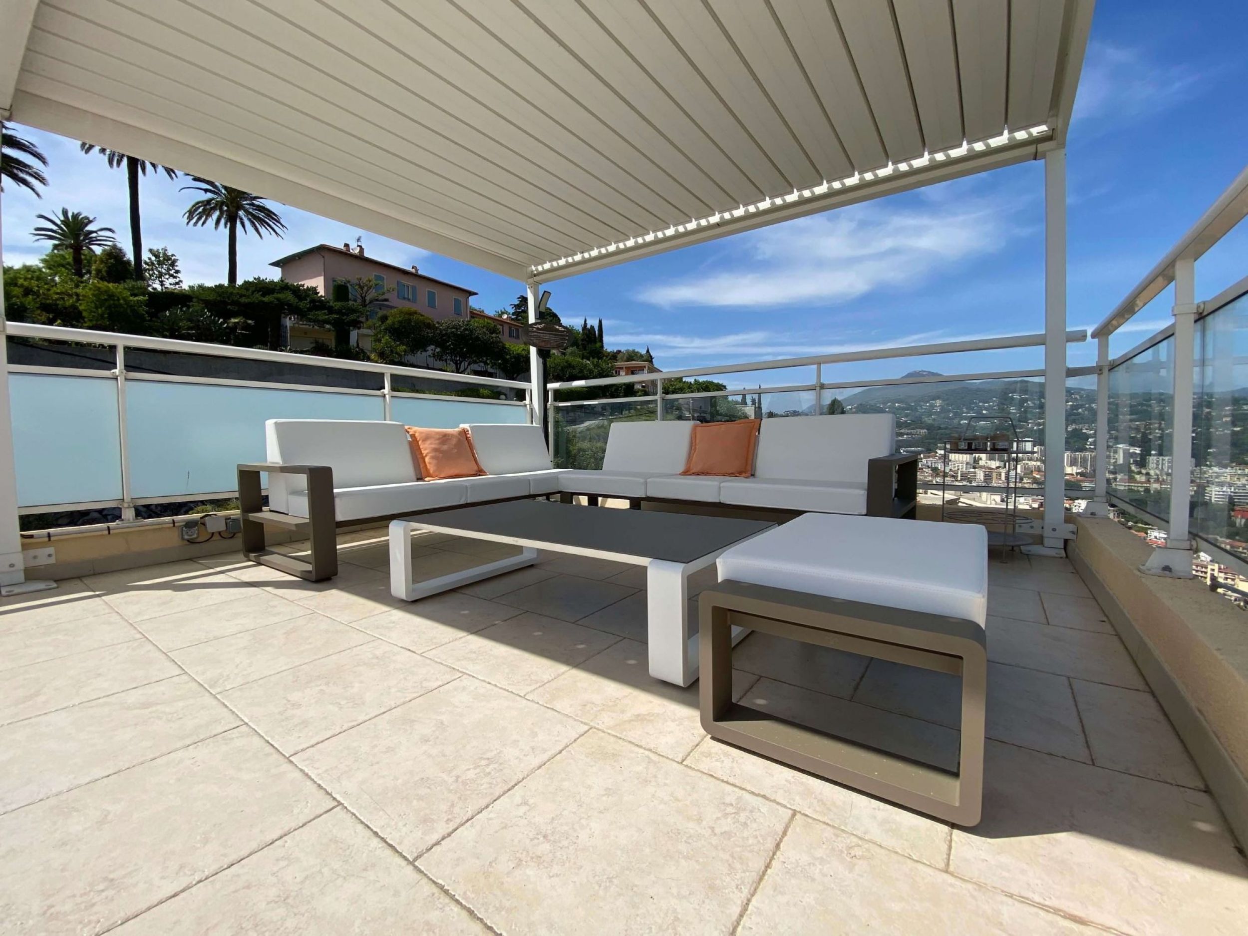 Canapé Kama et table basse Kama à Nice