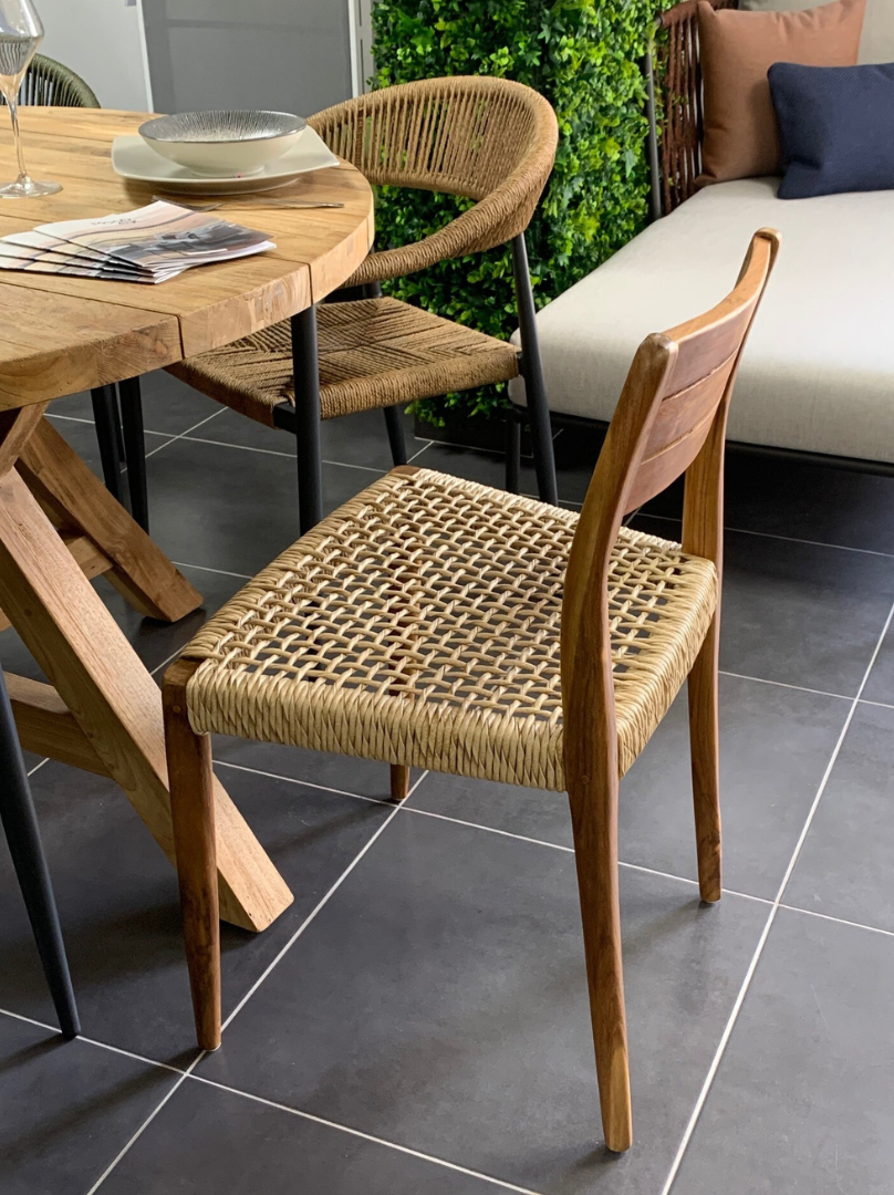 Chaise de repas tressée en rotin naturel, collection Lenout au showroom Mood Design
