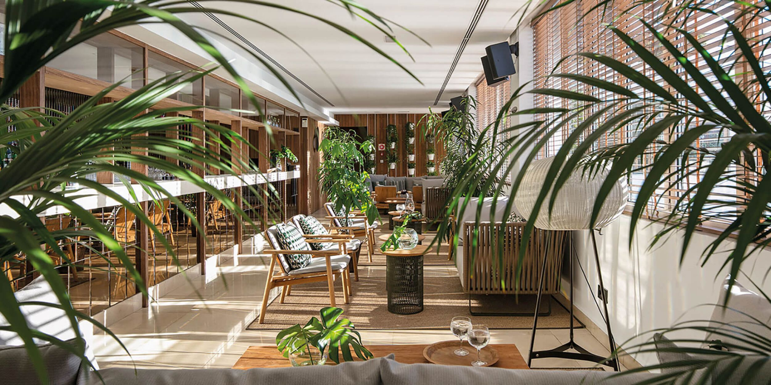 Fauteuil lounge confortable et design en teck collection Riva par Kettal à Toulon