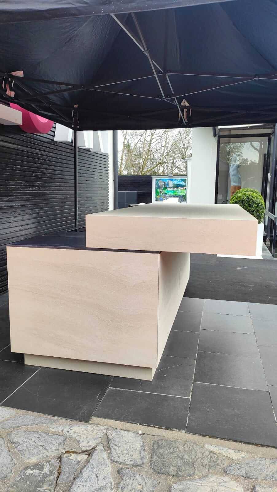 Cuisine extérieure en céramique avec couvercle à Antibes