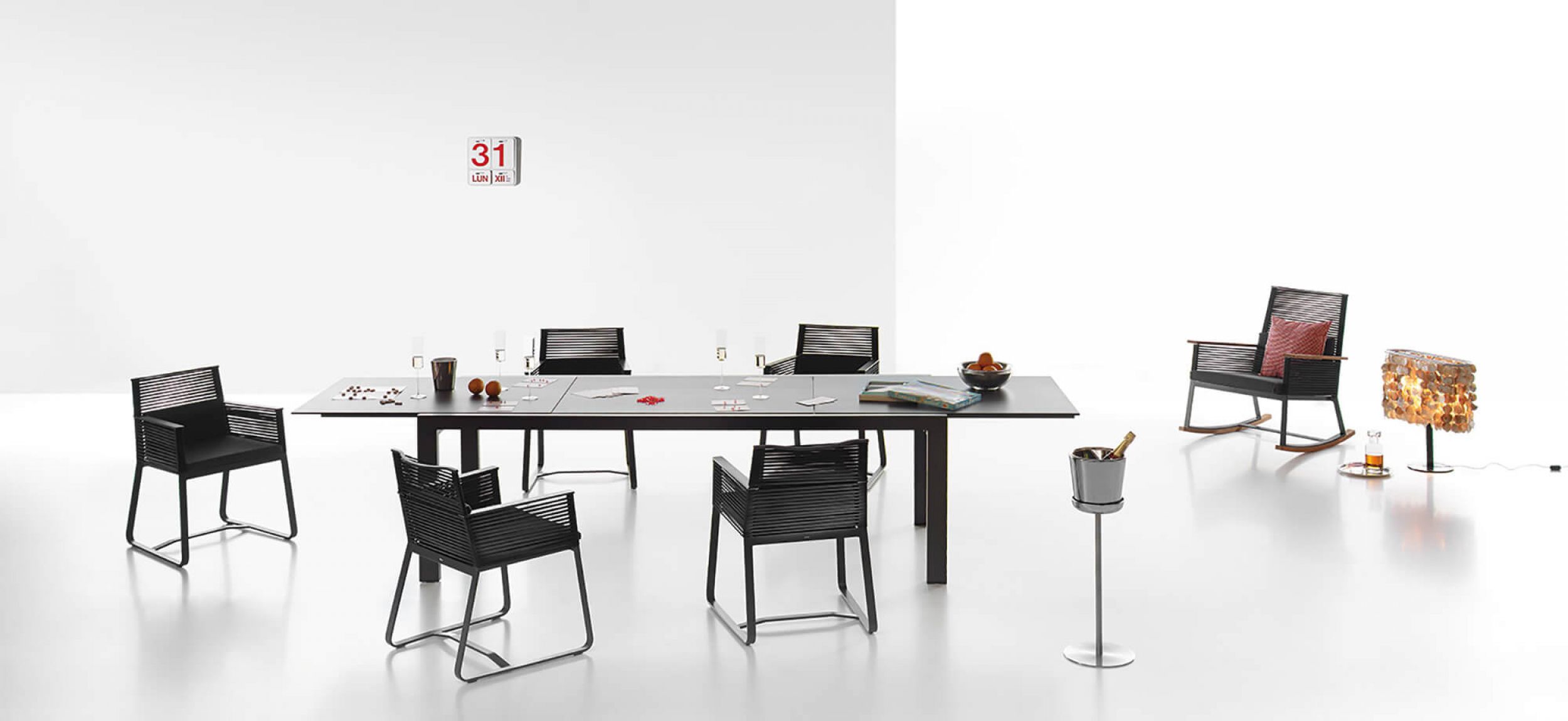 Table extensible en aluminium thermo laqué aux lignes fines collection Landscape par Kettal à Paris