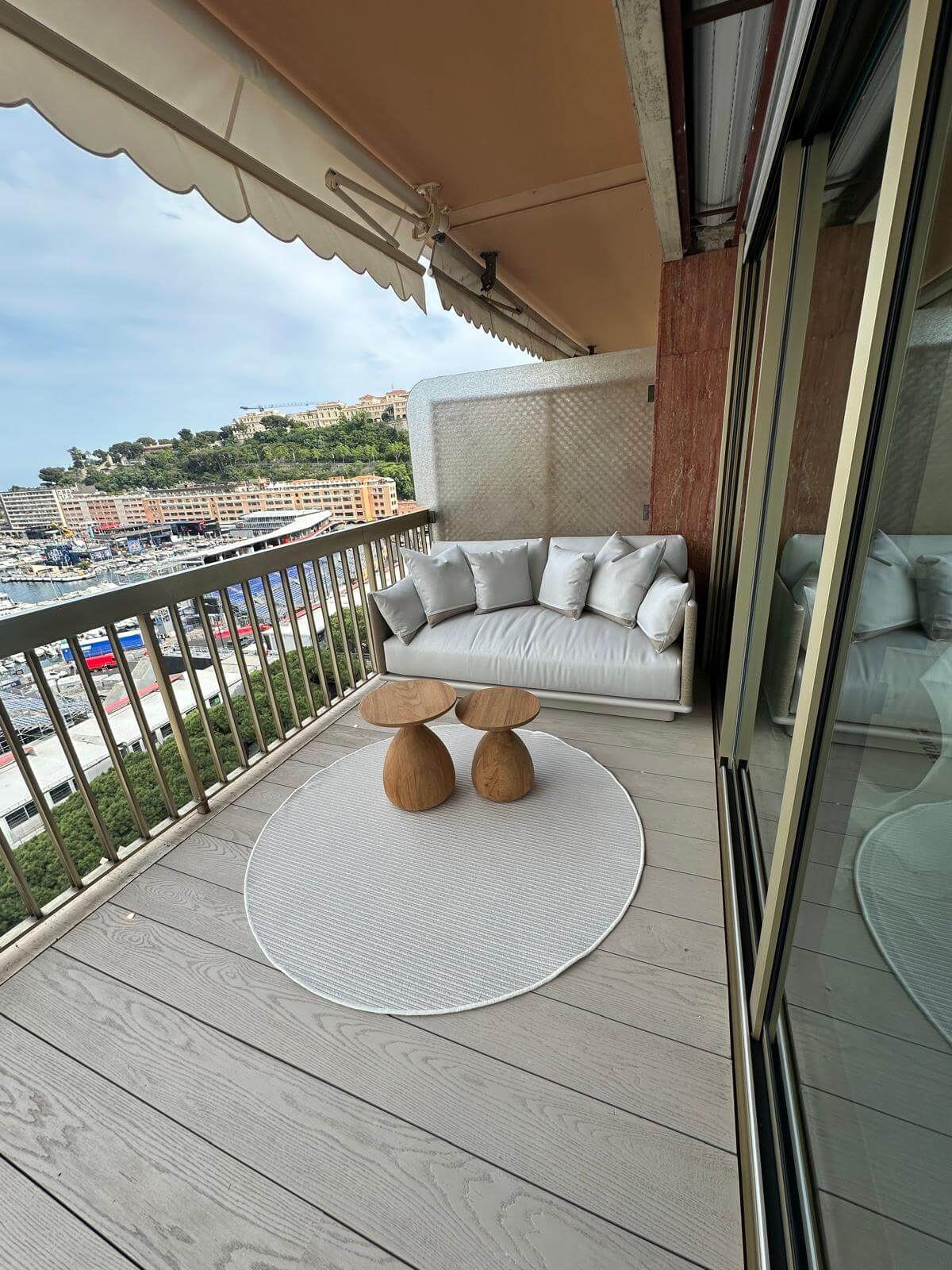 Canapé confortable collection GIRO accompagné des tables basses TSUKI à Monaco