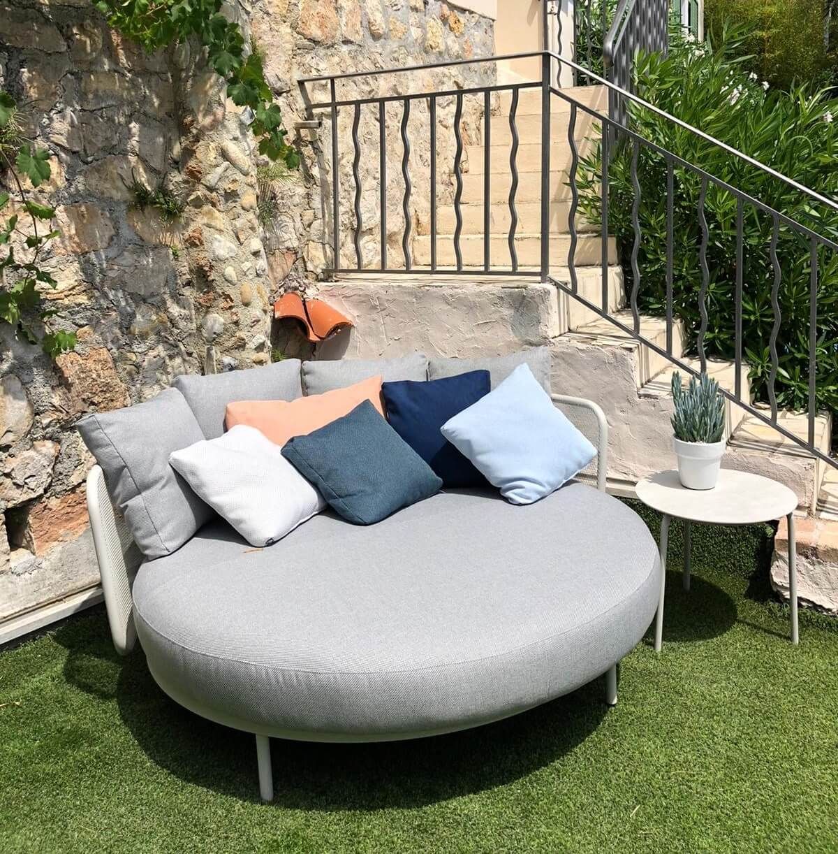 Lit de jardin rond confortable en inox à Villefranche-sir-mer