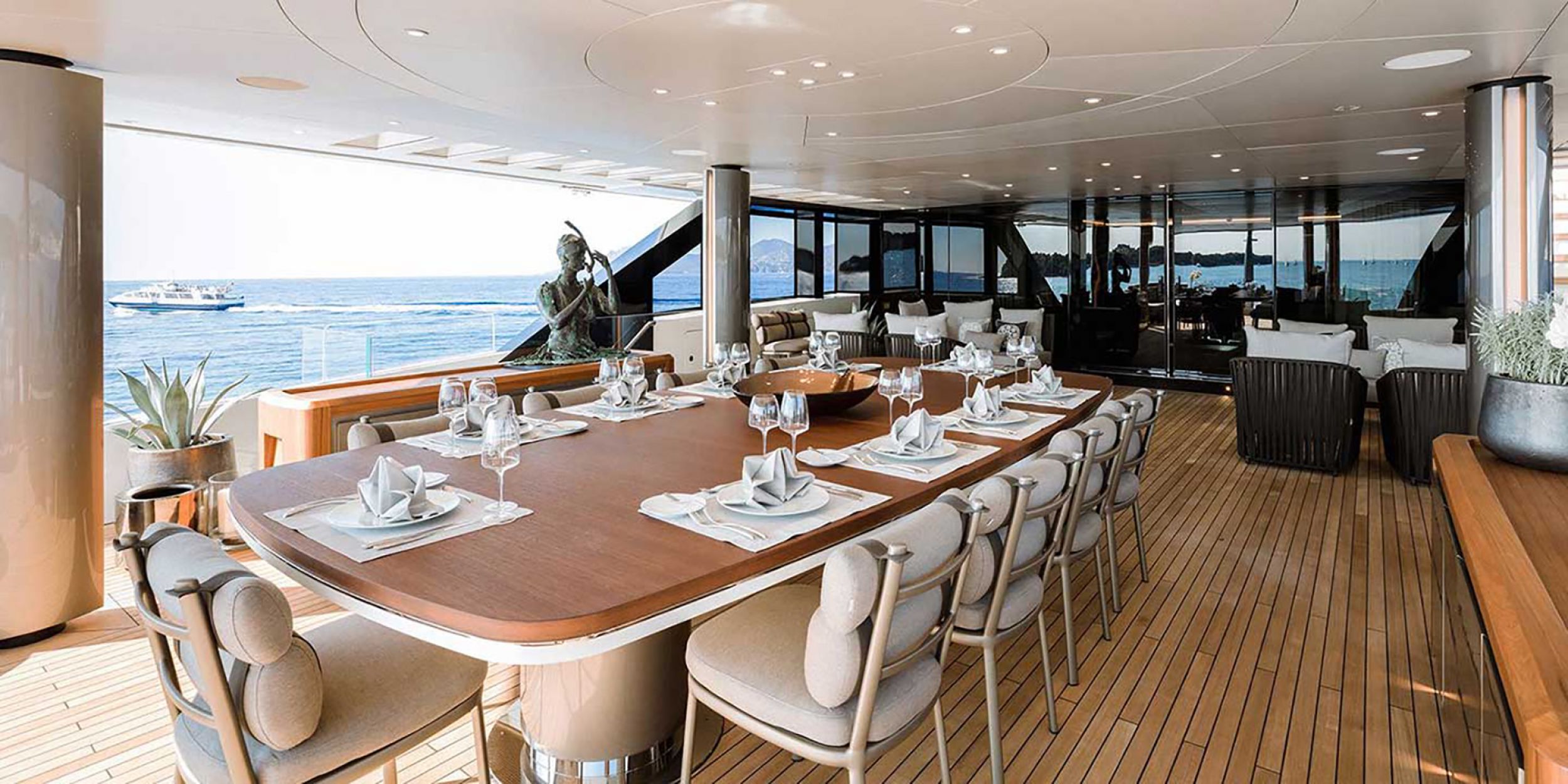 Chaise de repas confortable avec un design unique et coloré collection Roll par Kettal à Bonifacio