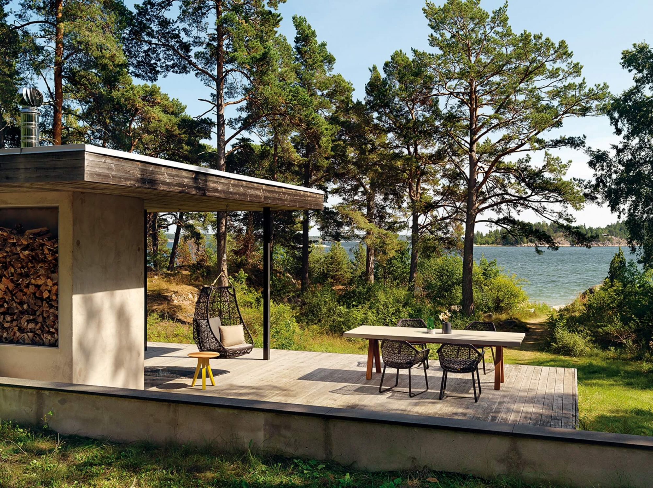 Table de repas extérieur en aluminium thermolaqué et teck collection Vieques par Kettal à Genève