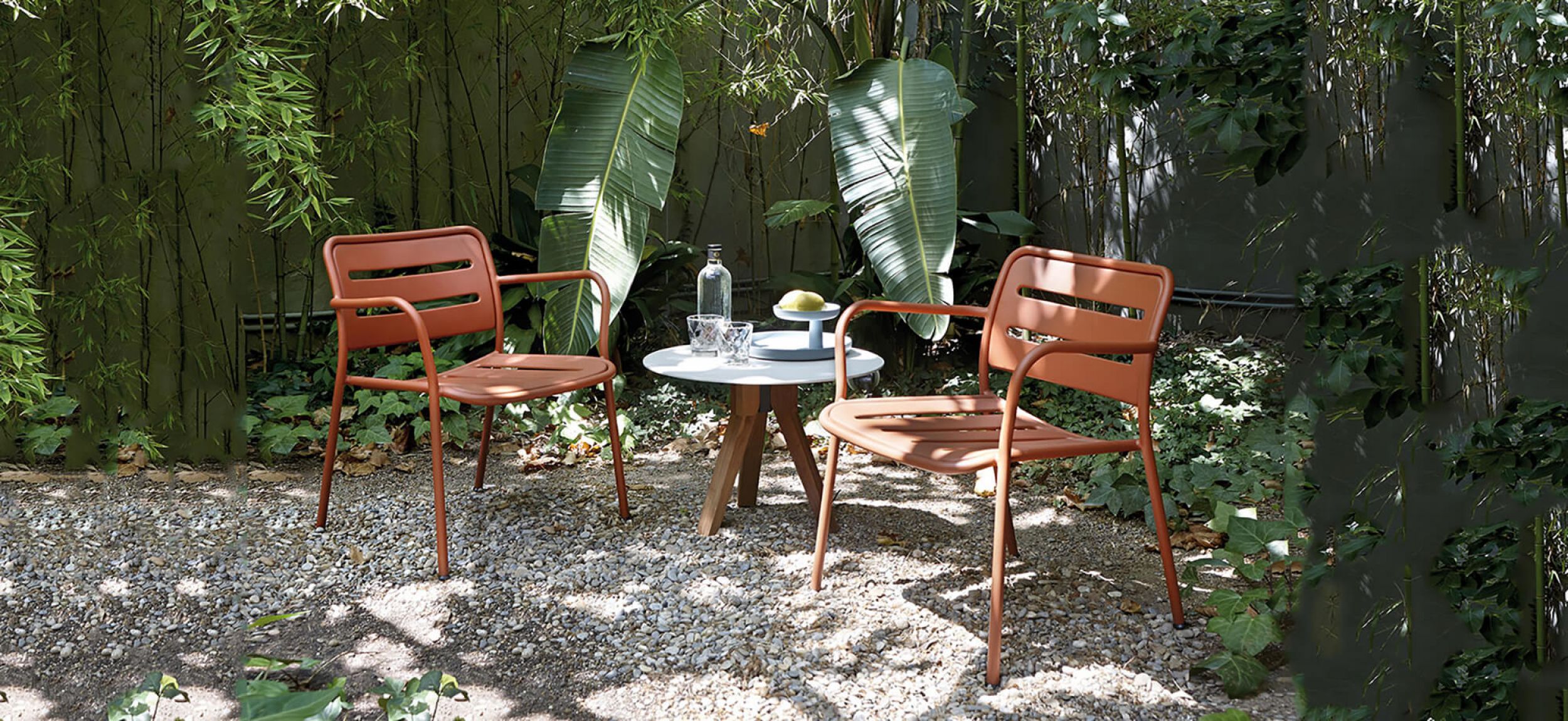 Fauteuil de repas léger et empilable en aluminium thermolaqué collection Village par Kettal