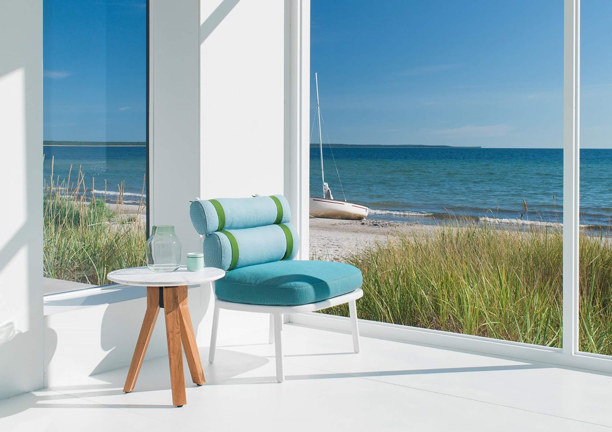 Fauteuil lounge confortable avec un design unique et coloré collection Roll par Kettal à Biarritz