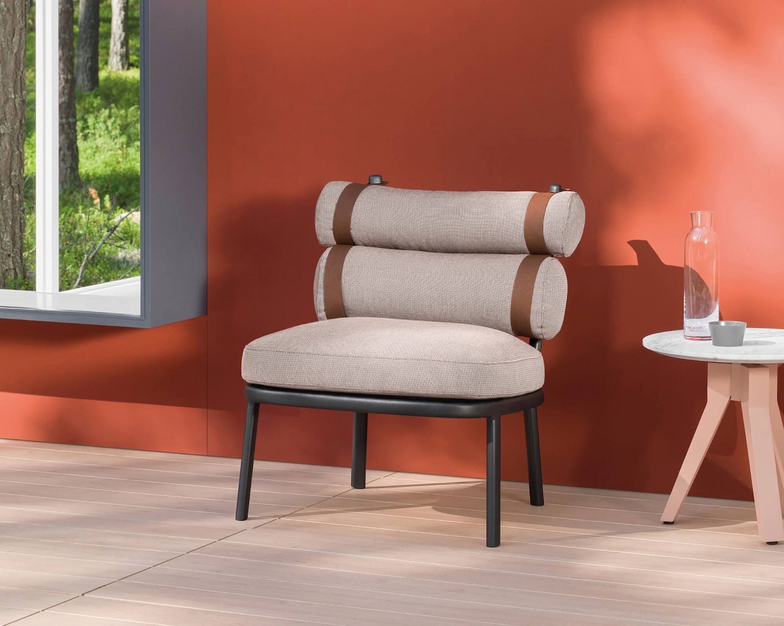 Fauteuil lounge confortable avec un design unique et coloré collection Roll par Kettal à Toulon