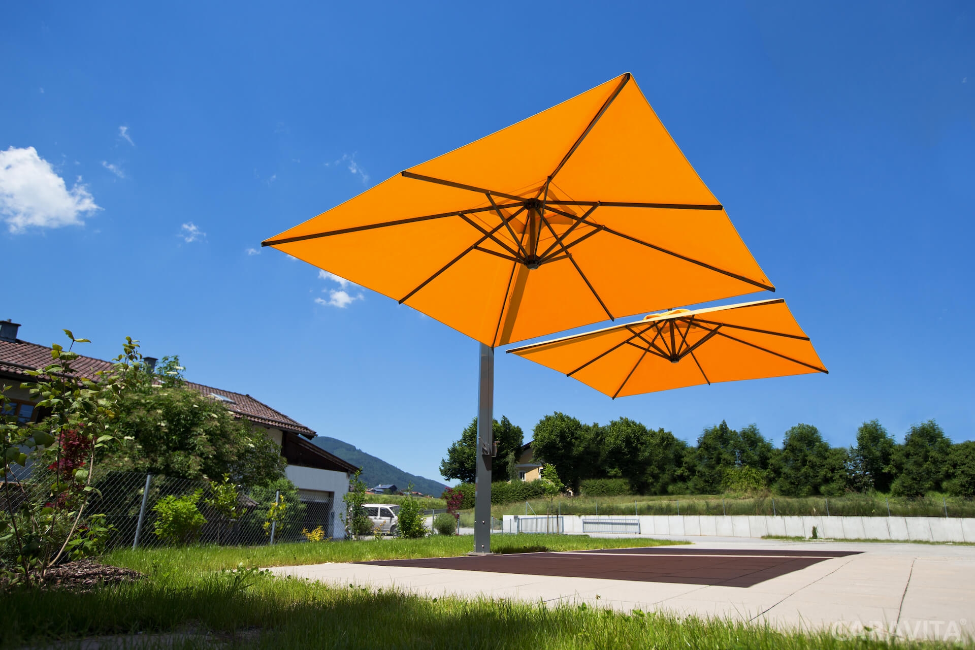 Parasol double avec mat déporté à Frejus