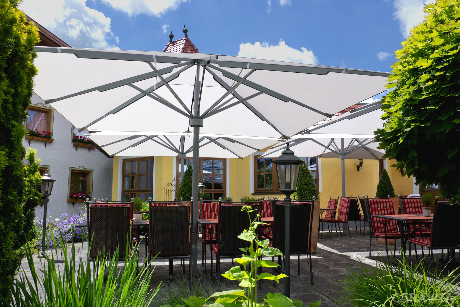 Grand parasol rectangulaire blanc central pour terrasse de restaurant à Mandelieu