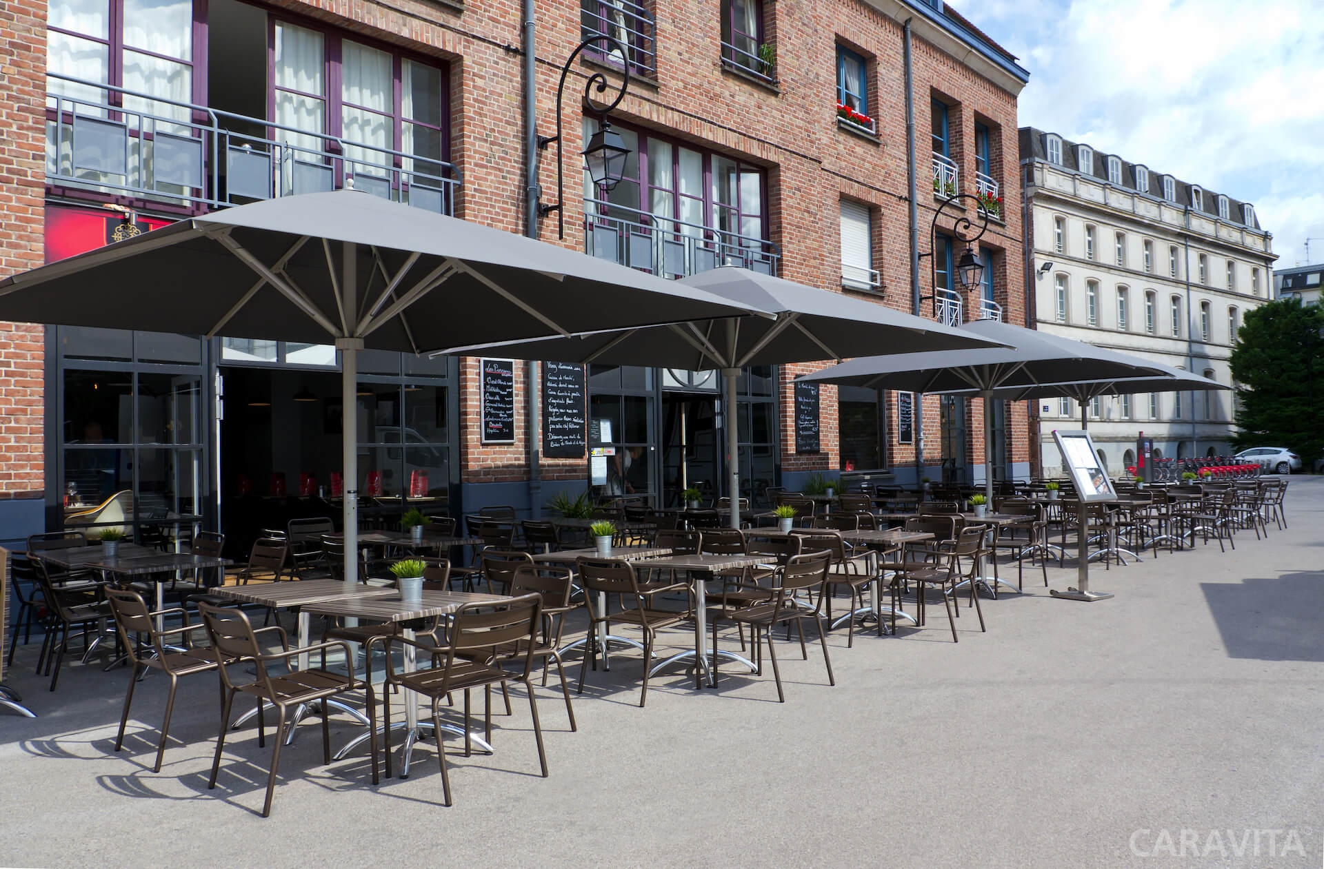 Parasol mas central gris pour terrasse à cagnes-sur-mer