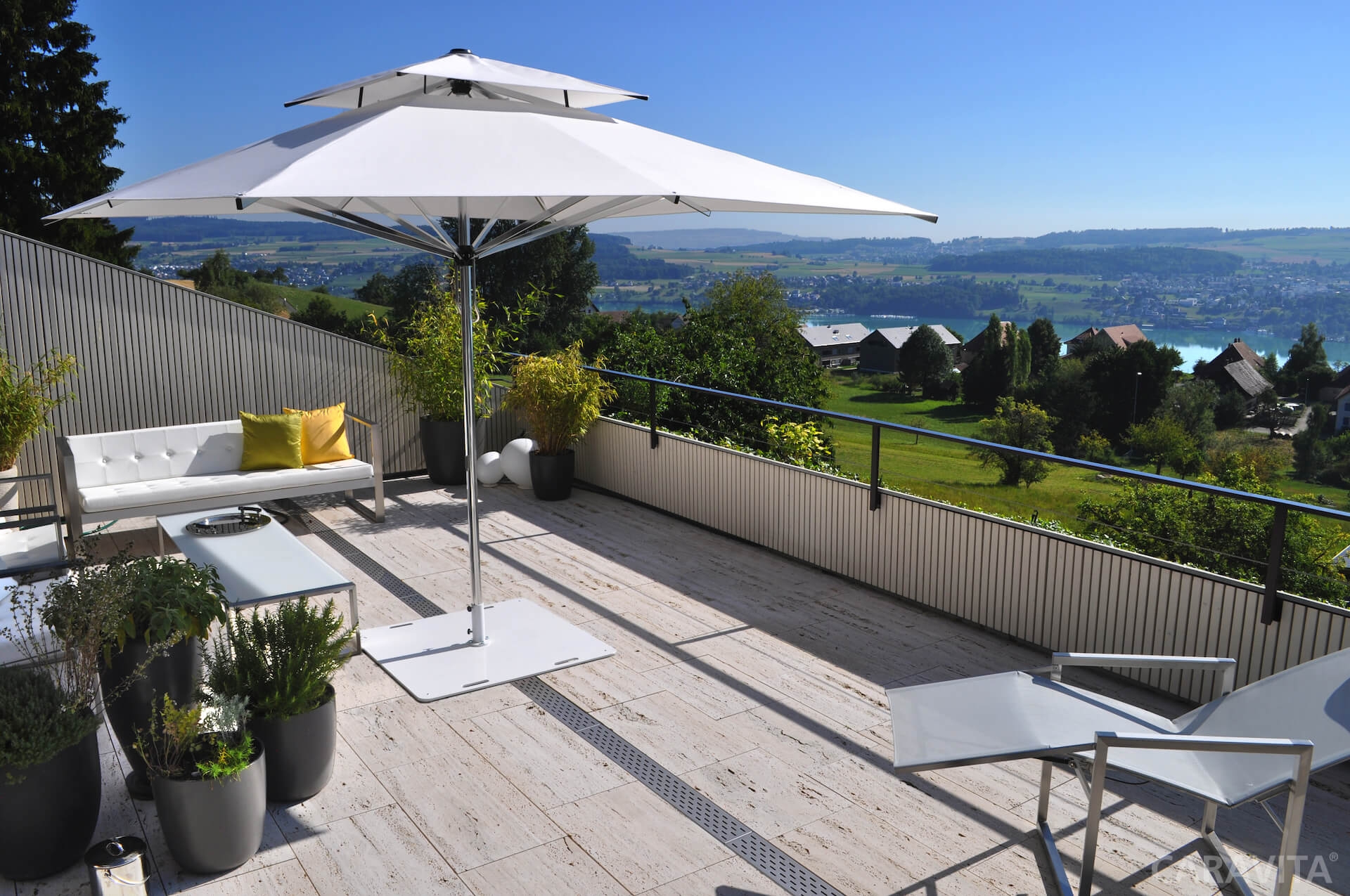 Grand parasol carré blanc de la marque Caravita à Nice