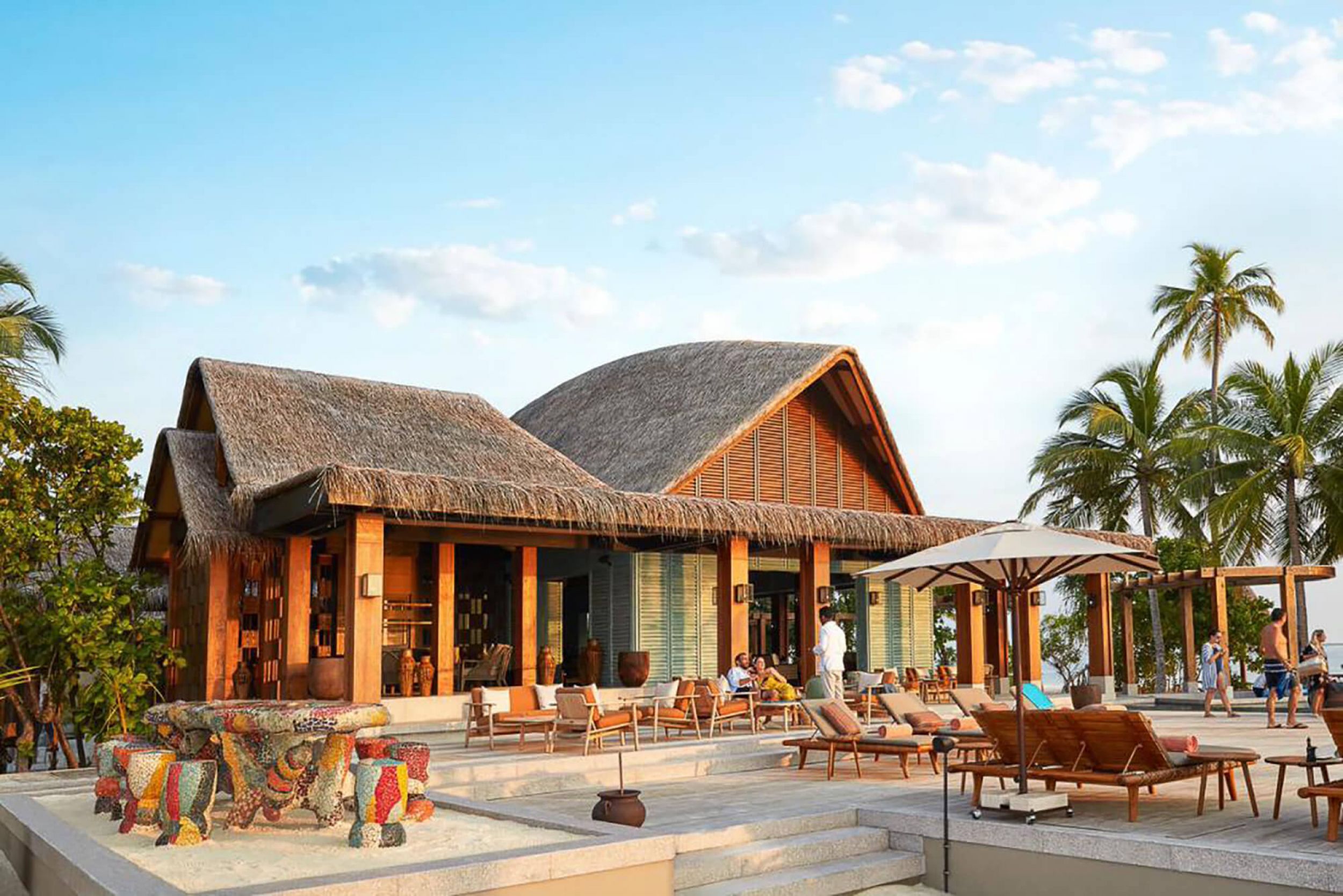 Fauteuil lounge confortable et design en teck collection Riva par Kettal à Aix