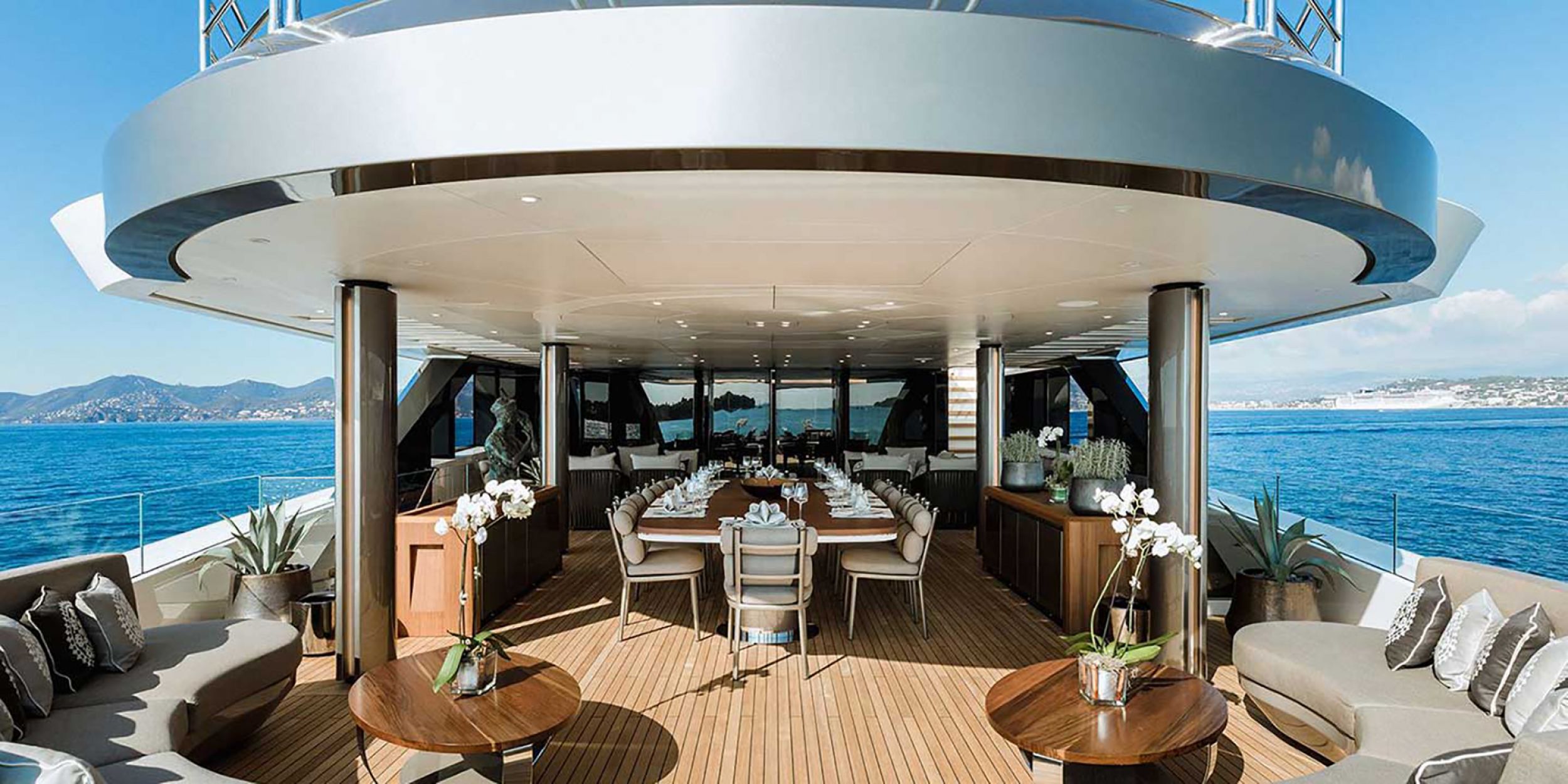 Chaise de repas confortable avec un design unique et coloré collection Roll par Kettal à Bonifacio