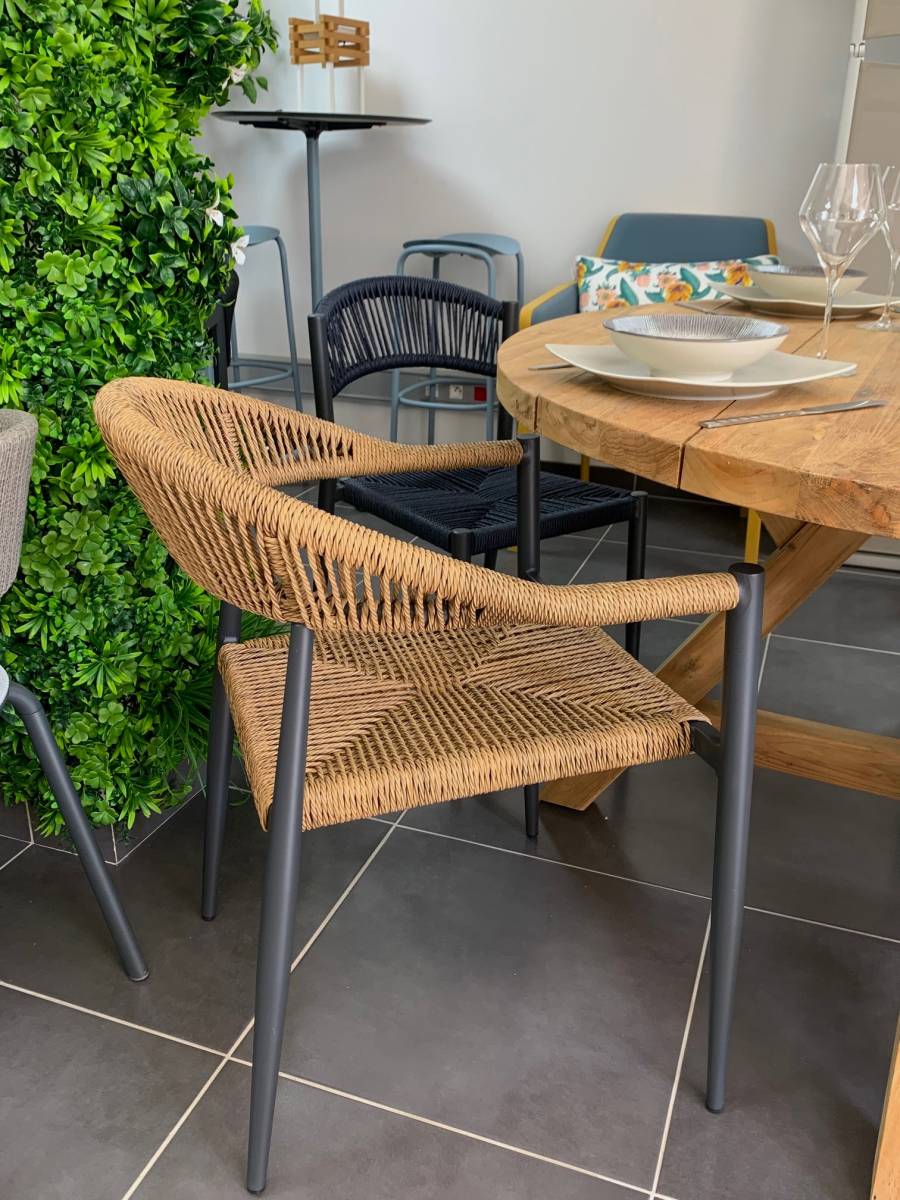 Fauteuil de repas avec dossier arrondi tressé en fibres synthétiques de la collection Amsterdam au showroom Mood Design
