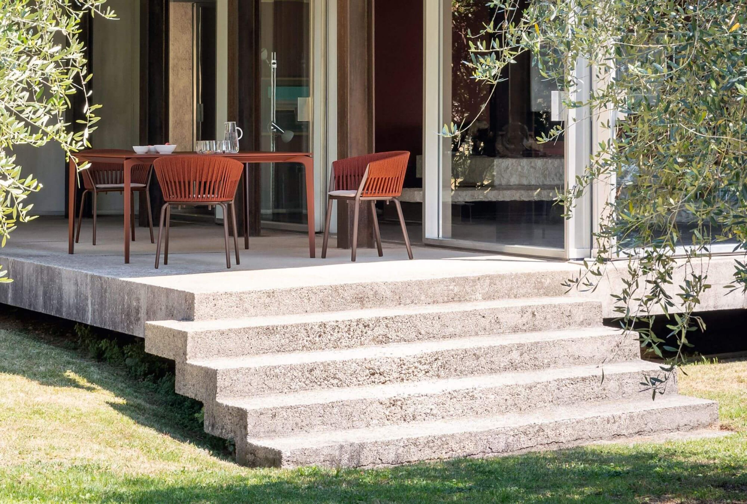 Table personnalisable en aluminium collection Allsize par Fast à Paris