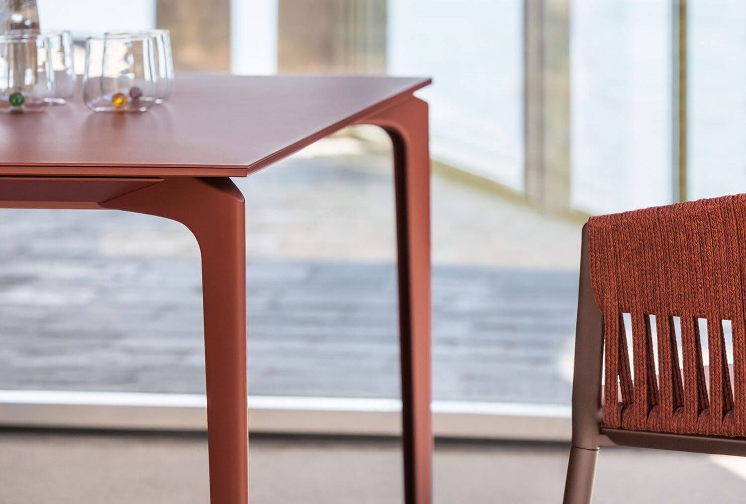 Table en aluminium vernis terracotta collection Allsize par Fast à Paris