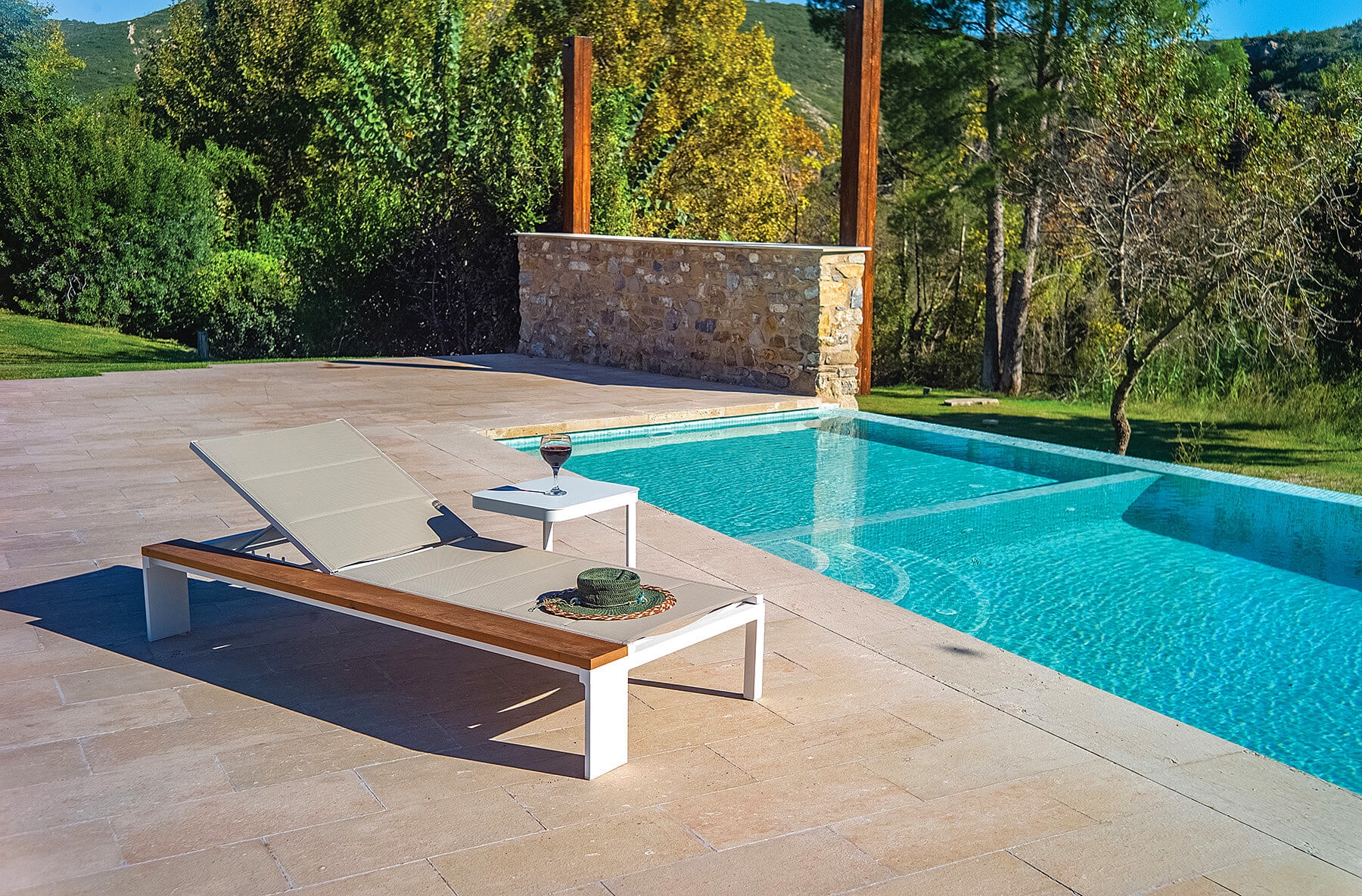 Transat reglable en aluminium et toile olefin à Cannes