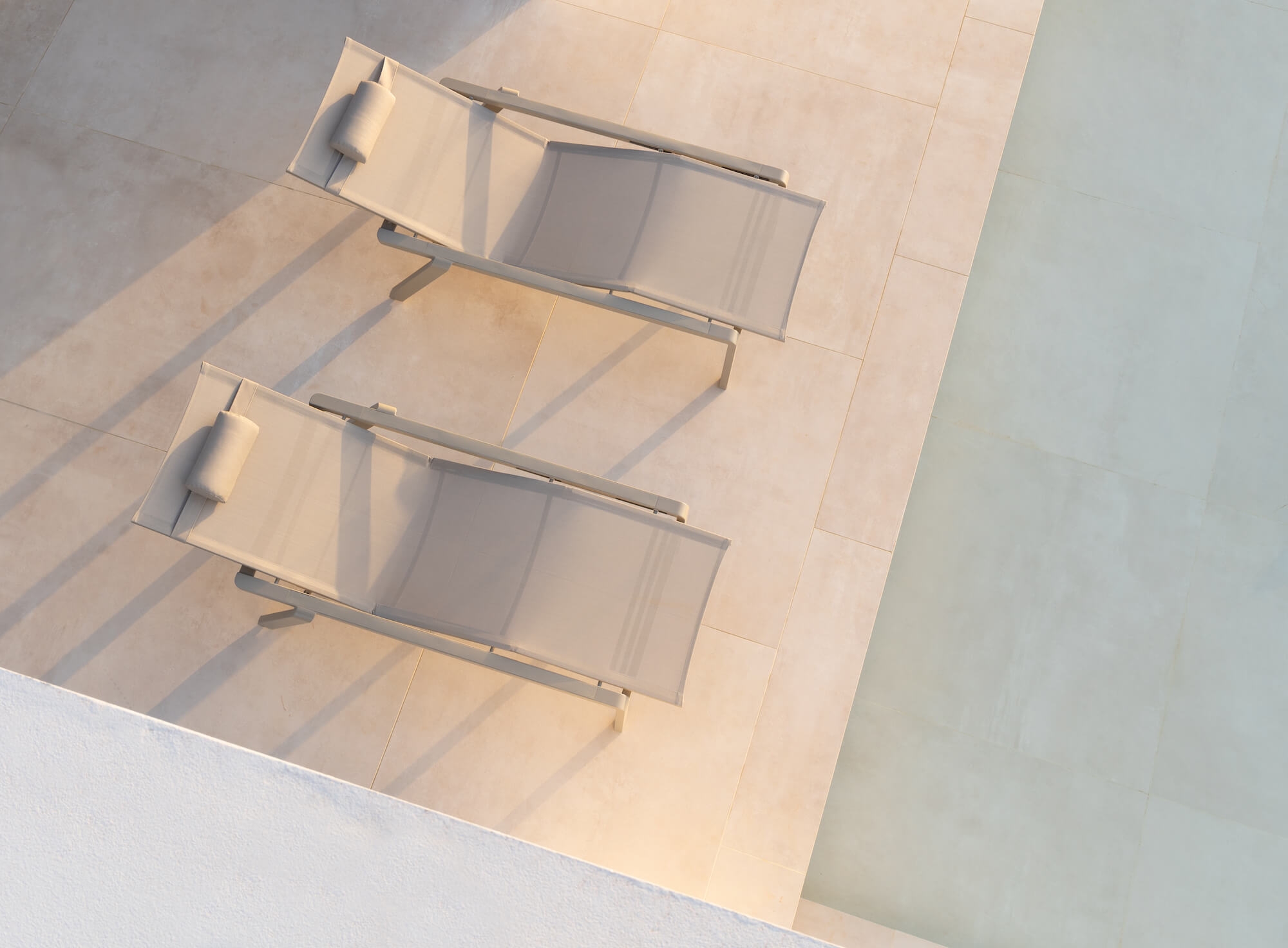 Bain de soleil confortable avec dossier et assise réglable collection Alura par Royal botania à Antibes 