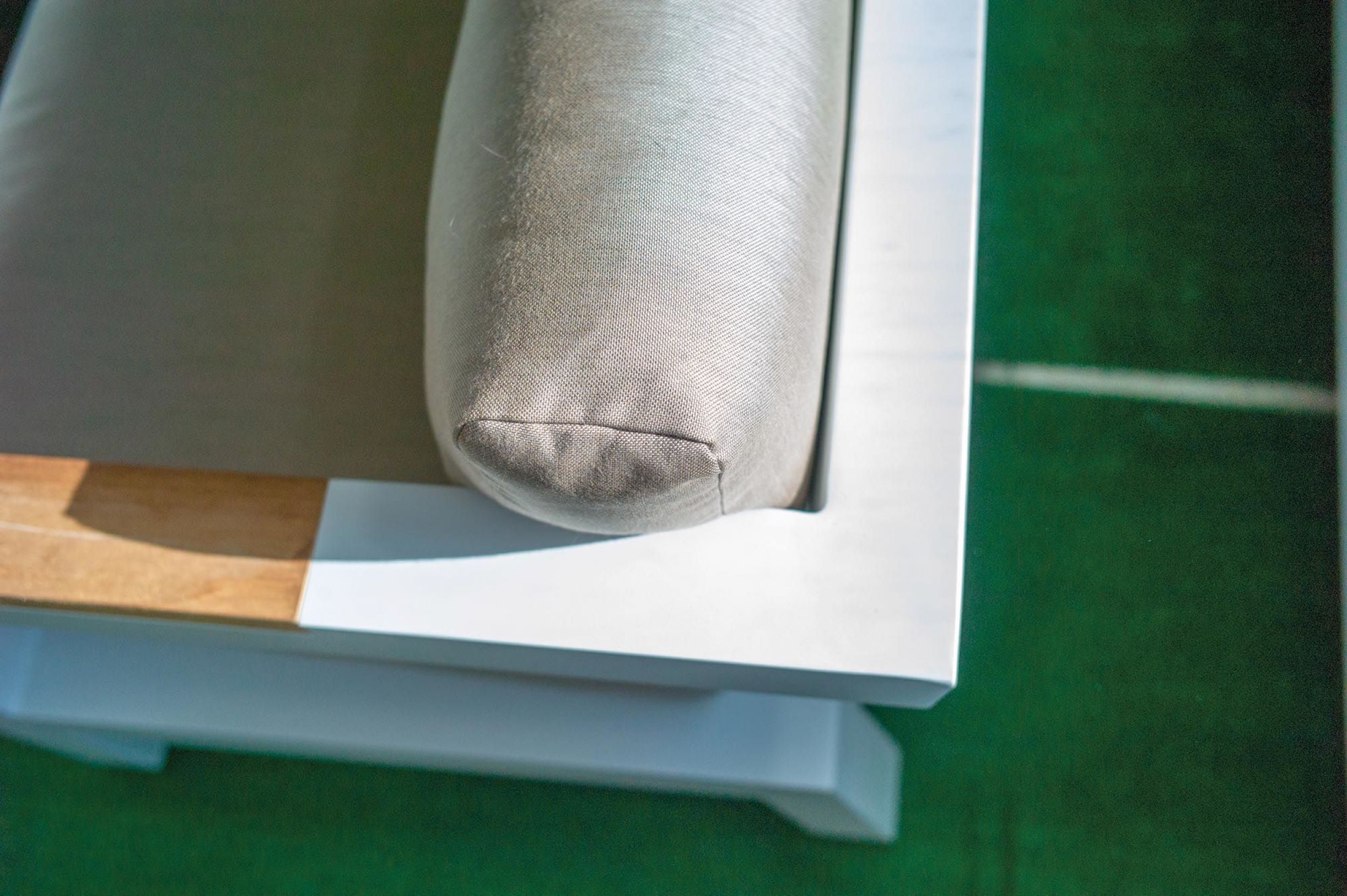 Fauteuil en aluminium teck et acrylique collection Ares par Studio Selection à Antibes