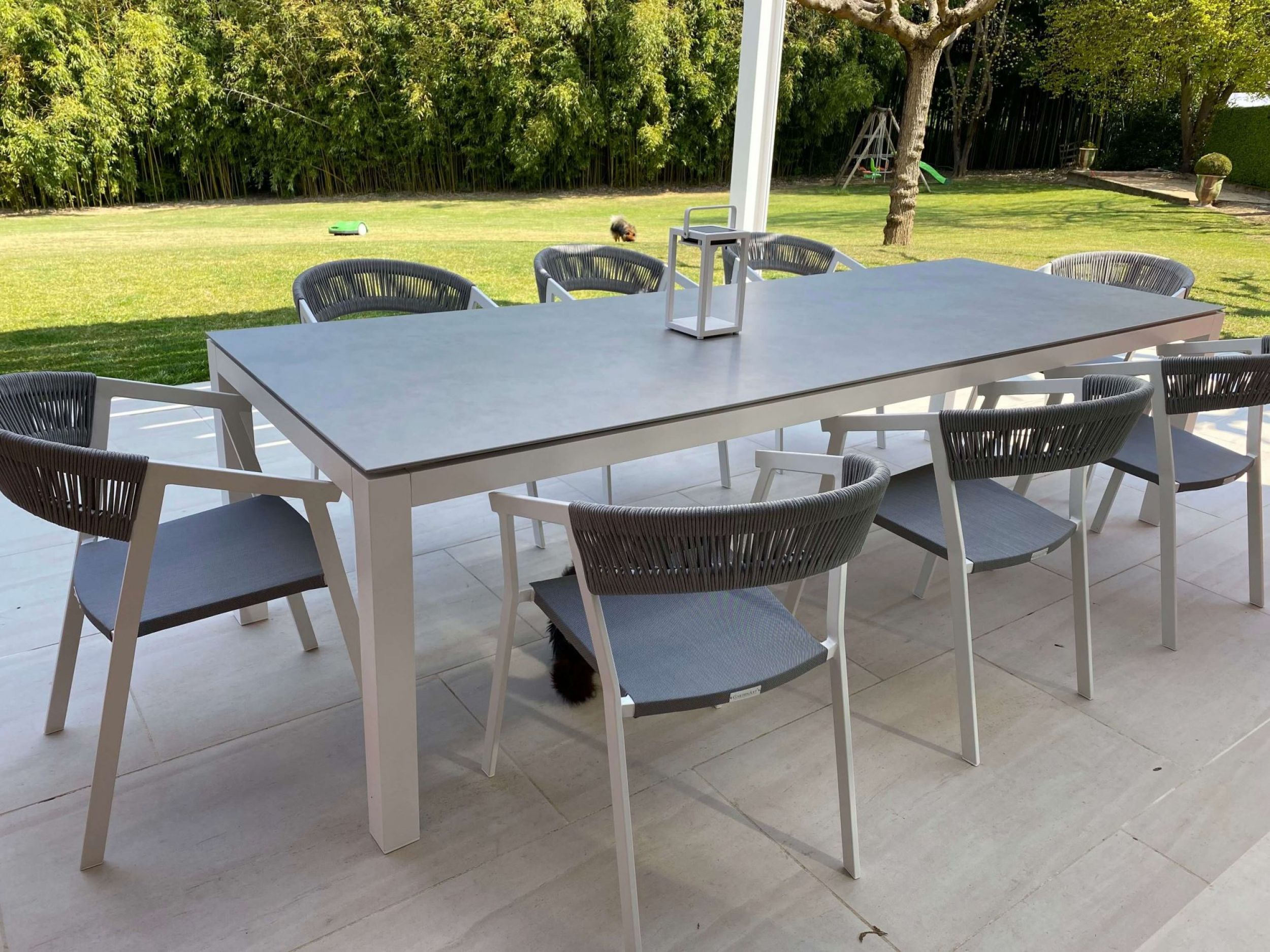 Table de repas moderne en aluminium de la collection Danli par Jati&Kebon à Genève