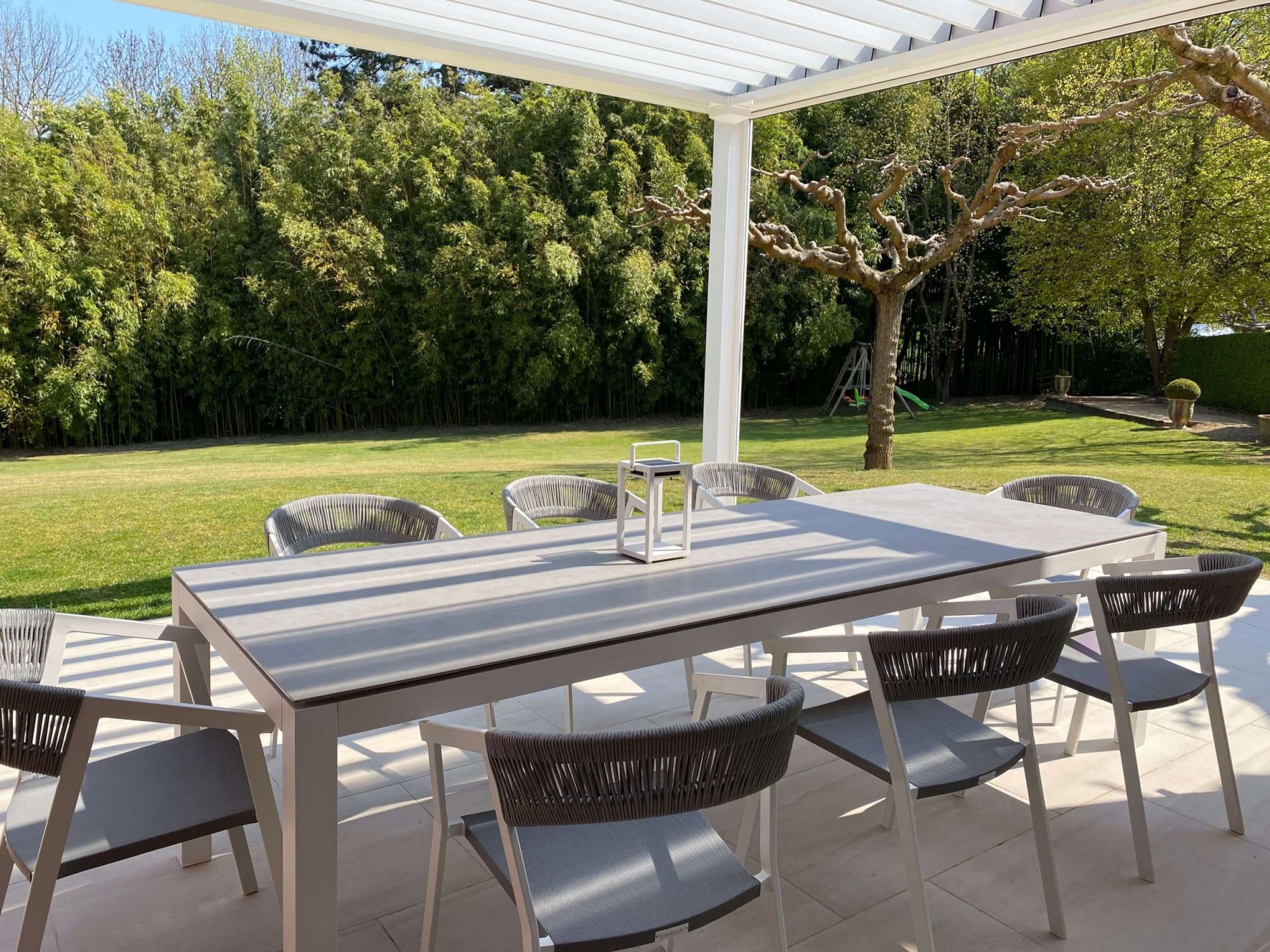 Aménagement d’un coin repas dans un jardin d’une maison à Antibes