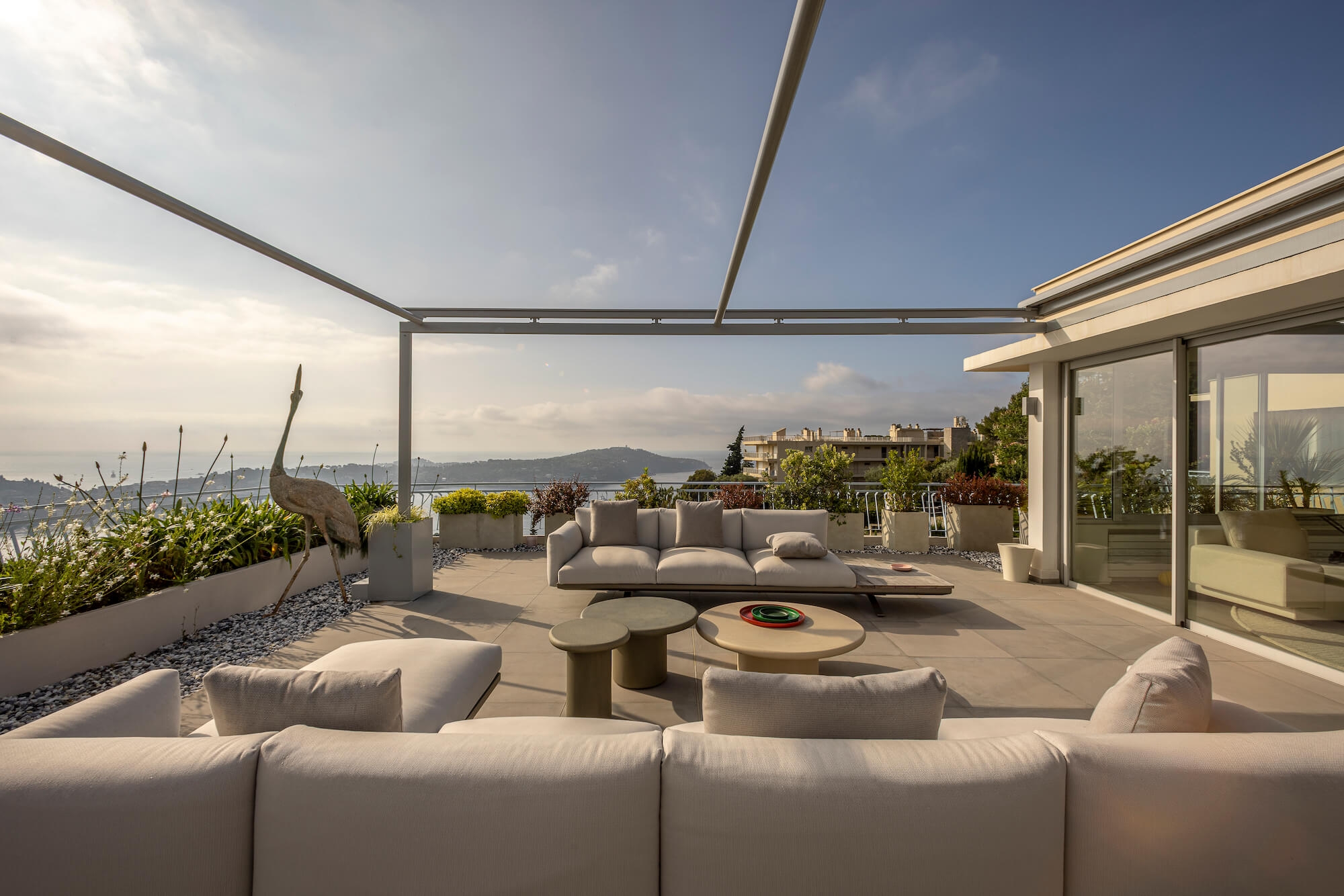 Canapé élégant avec un couché de soleil collection BOMA par Kettal sur la Côte d'Azur