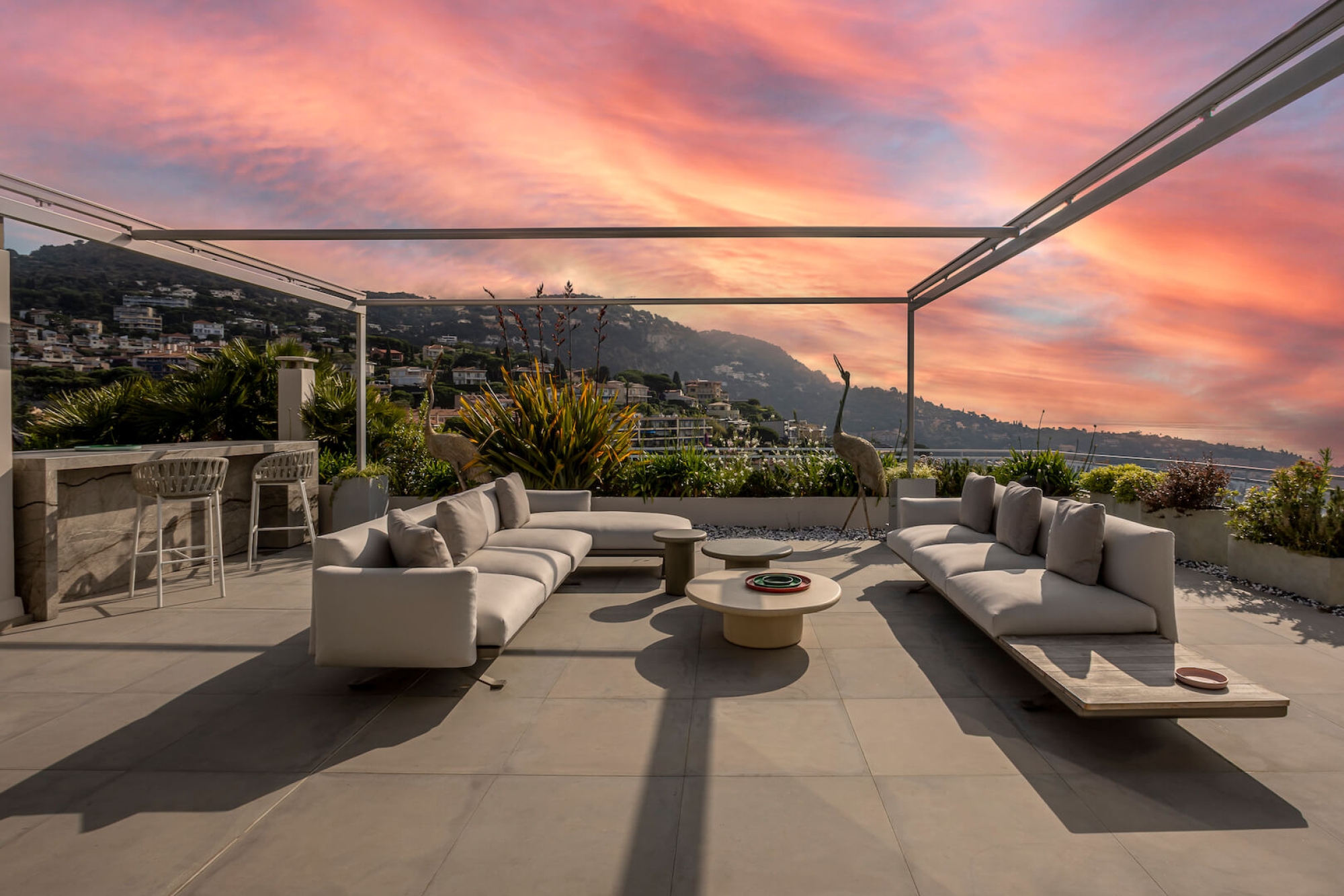 Salon de jardin design avec un canapé collection BOMA par Kettal et tables collection USOO par Mundo à Villefranche sur mer