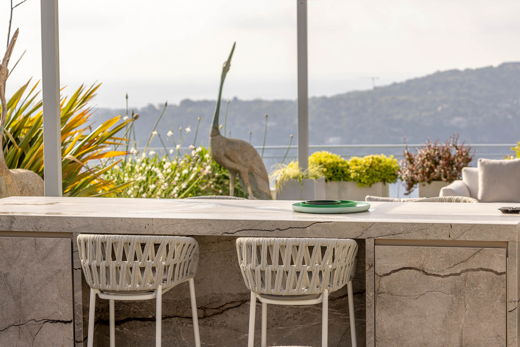 Fauteuil de bar en corde et aluminium collection DROP sur la Côte d'Azur 