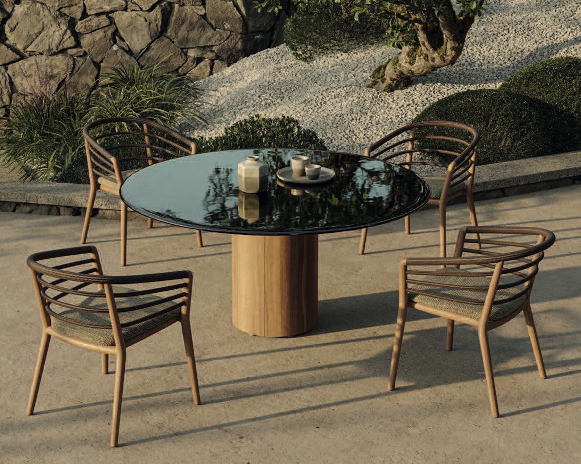 Chaise de repas outdoor en bois teck aux formes arrondies de la collection Archy par Royal Botania à Nice 