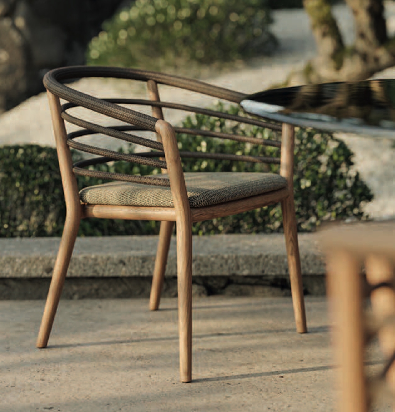Chaise de repas extérieure en teck avec assise en tissu vert olive et accoudoirs habillés de textile à Nice 