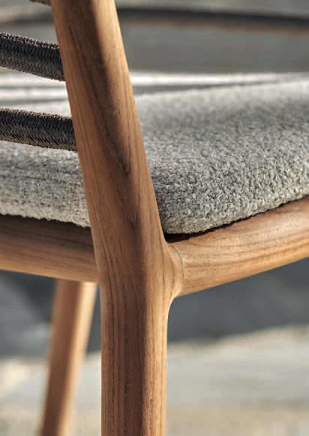 Zoom de chaise de repas extérieure en bois teck et en tissu 100% acrylique par Royal Botania à Antibes 