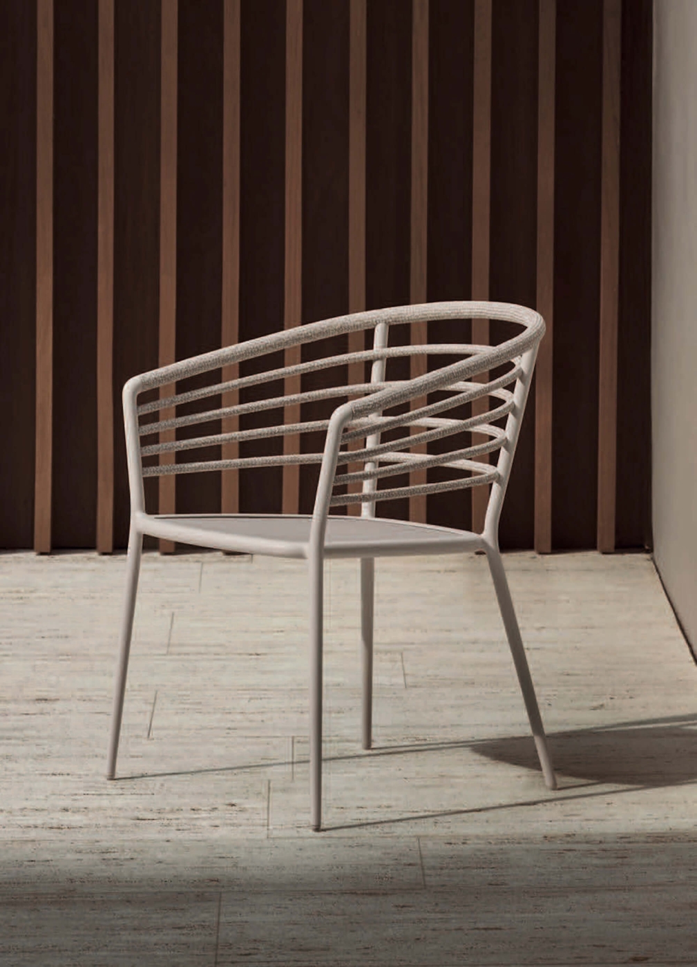 Chaise de repas en aluminium avec accoudoirs habillés de textile beige, à Antibes